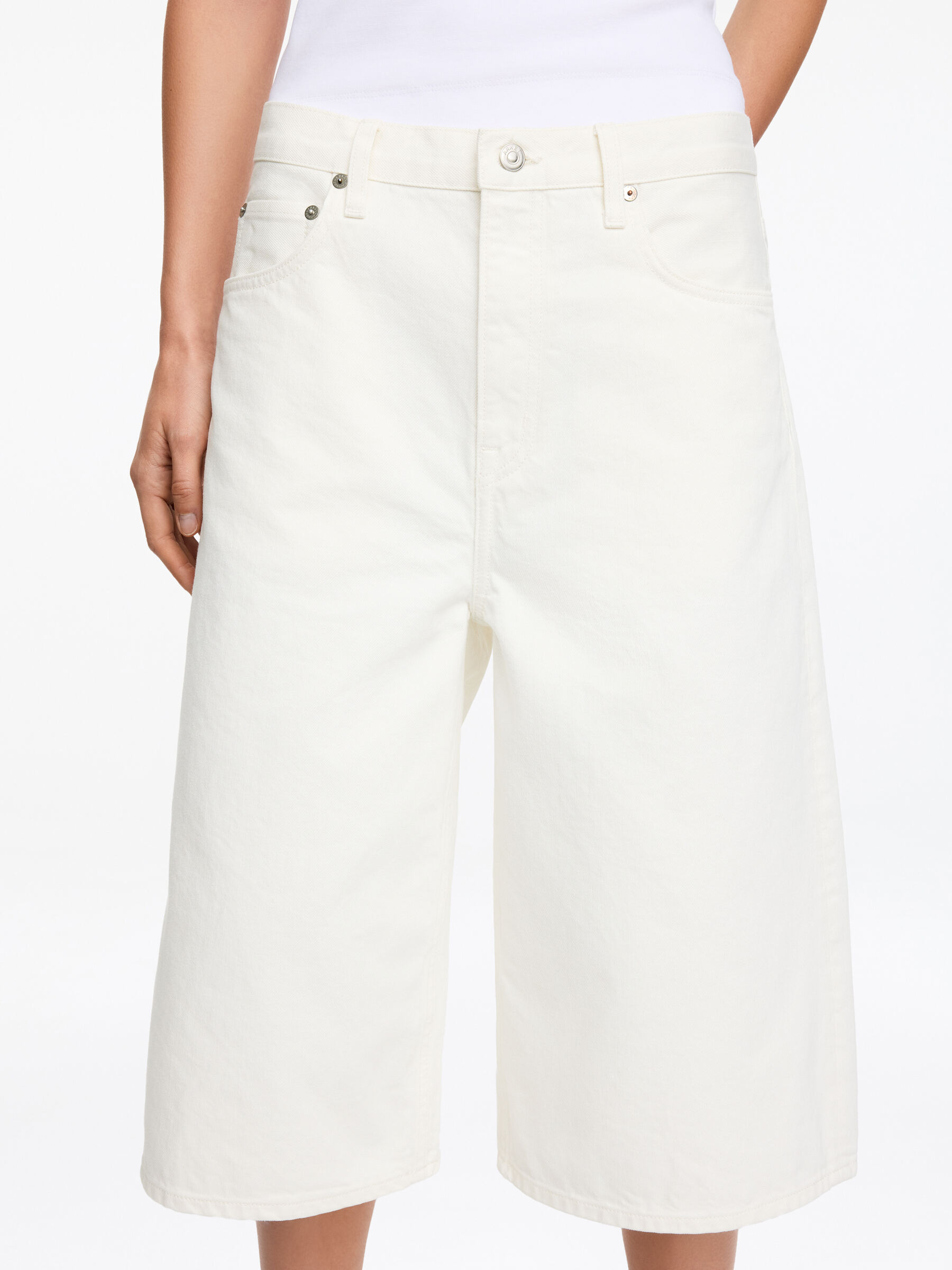 Long Denim Shorts - Off White - Loose fit - Women - StillMedia/Lookbook - 3