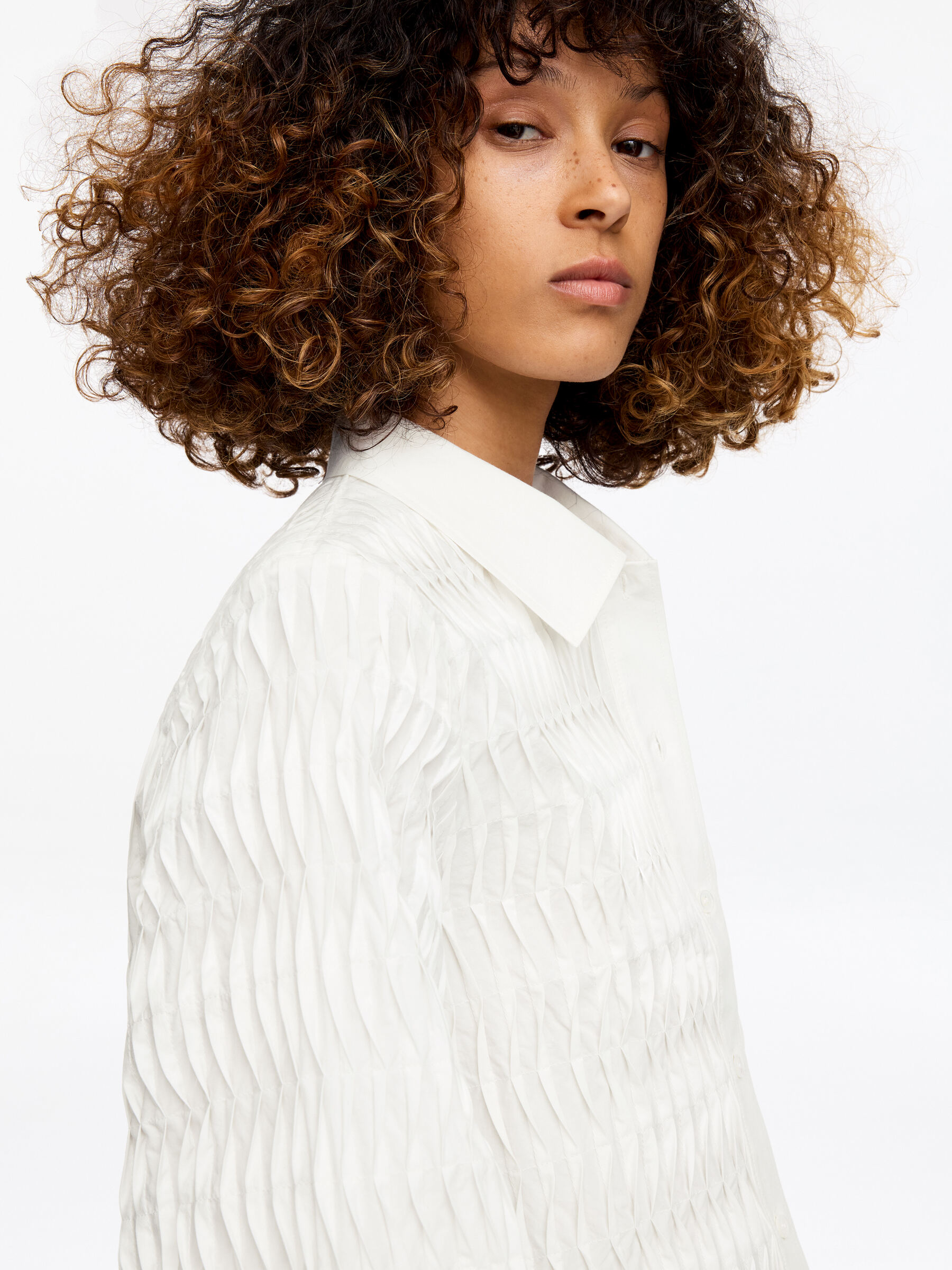ARKET and Laila Gohar Pleated Overshirt - White - Loose fit - Women - StillMedia/Lookbook - 6