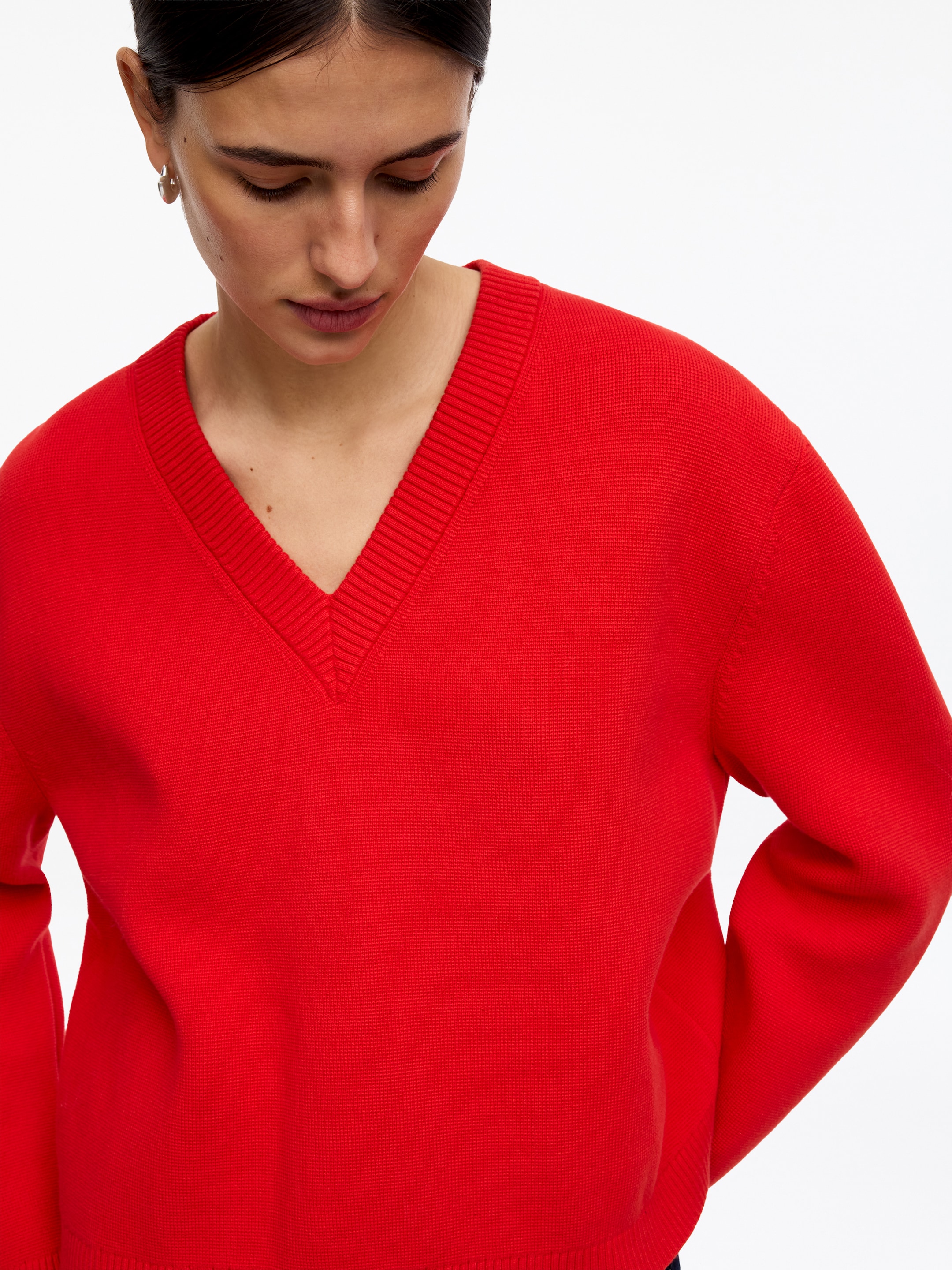 Pull en coton à col V - Rouge - Loose fit - Femme - StillMedia/Lookbook - 2