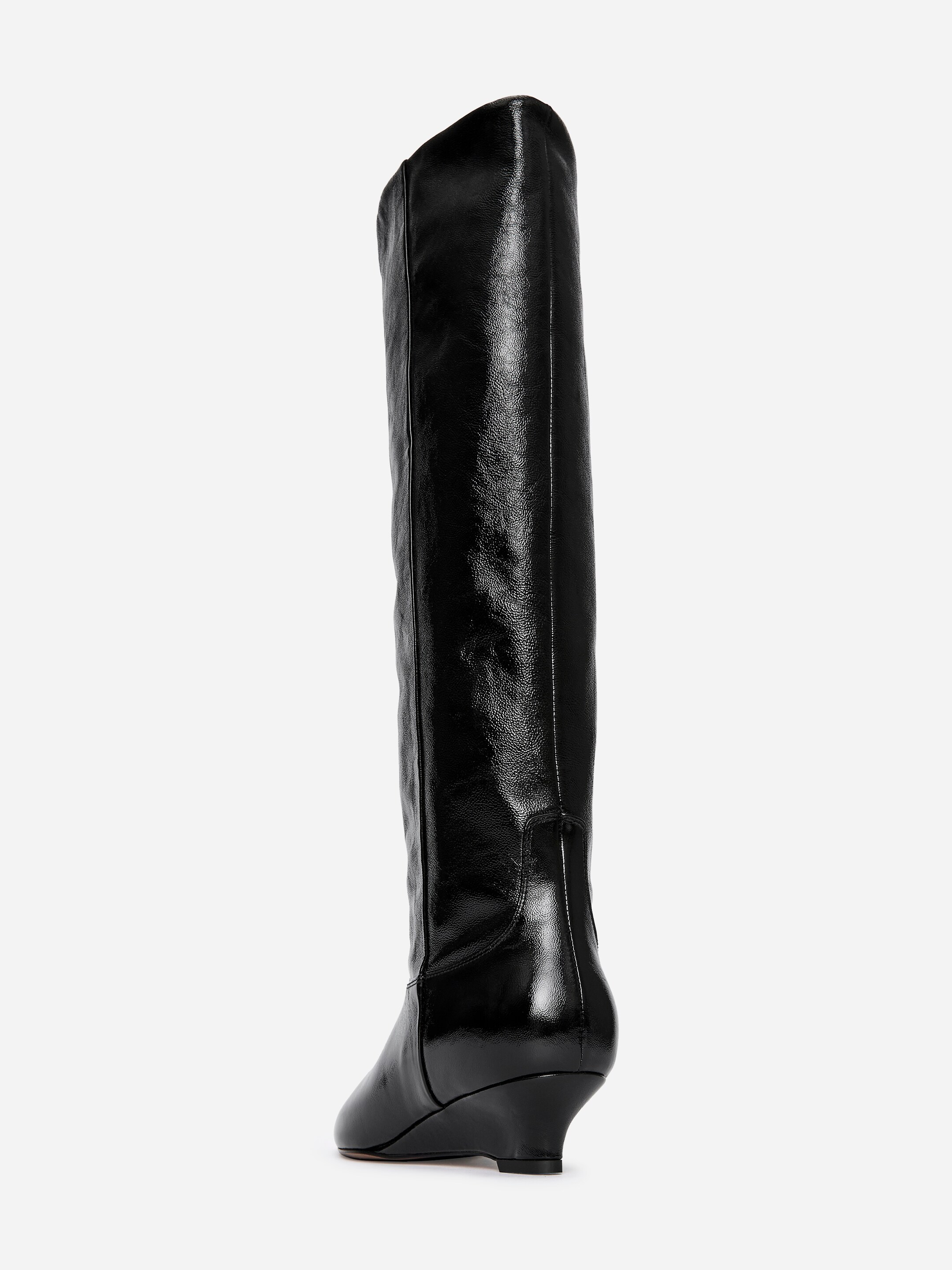 Agrandir l'image: Une botte en cuir noir lustré est présentée de dos, avec une tige haute légèrement plissée, une couture verticale à l'arrière et un bord supérieur subtilement en forme de V, reposant sur un petit talon sculpté de type kitten heel.
