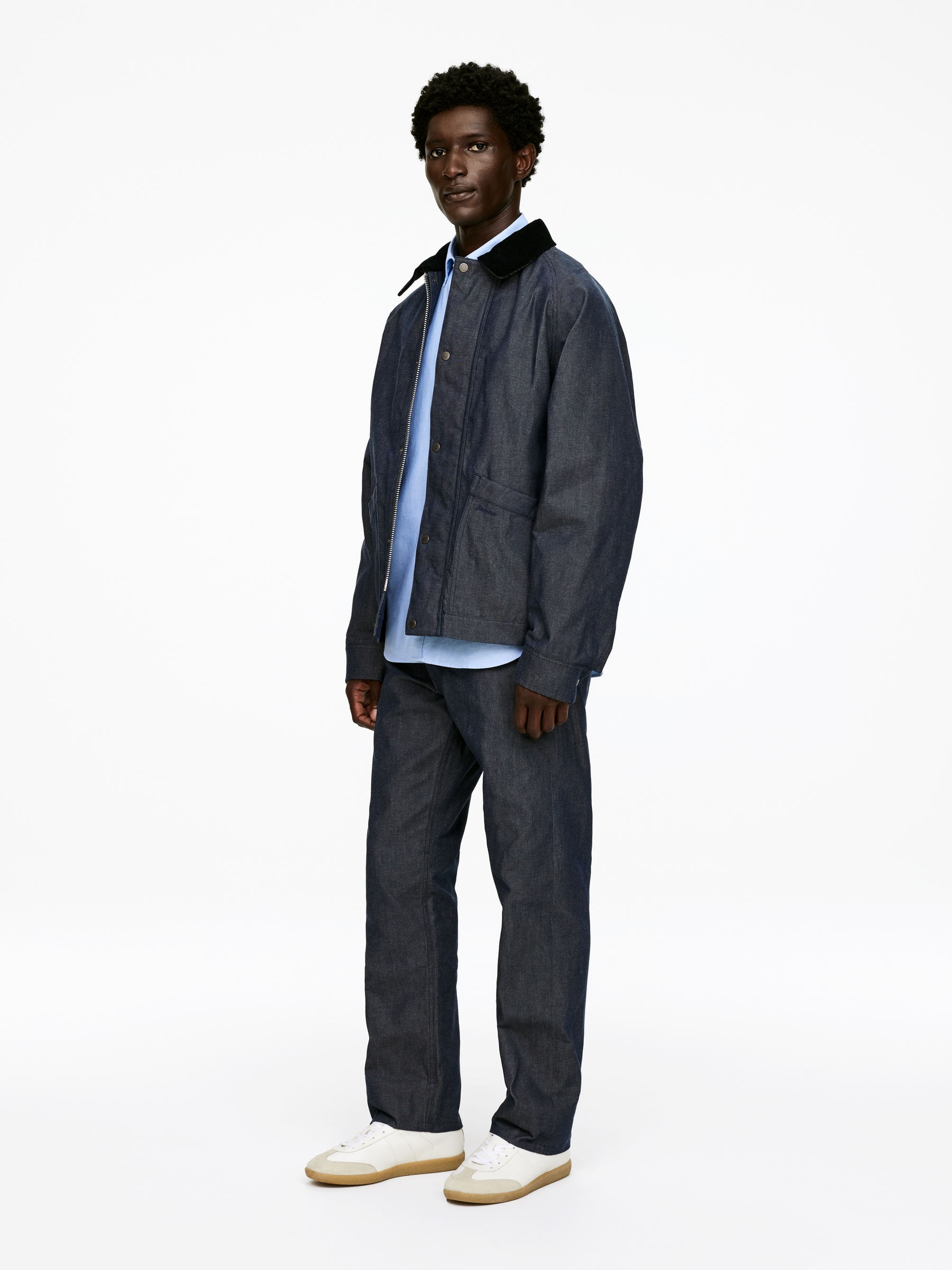 Jean droit ample ciré à sec ARKET et Barbour - Bleu - Loose fit - Homme - StillMedia/Lookbook - 4