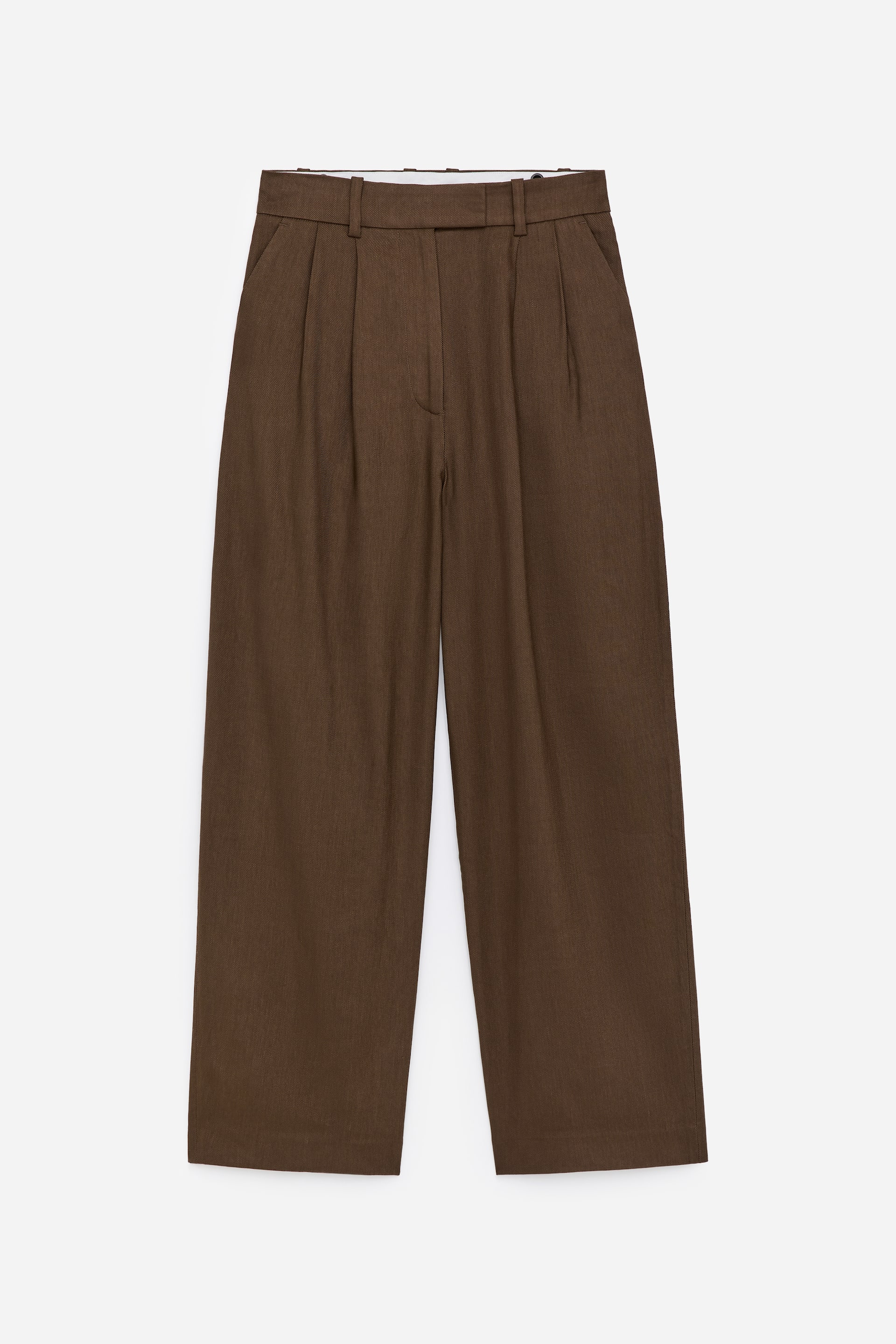 Visualizza l'immagine ingrandita: FRONT, pantaloni marroni a vita alta su misura presentano morbide pieghe in vita e tasche laterali. Offrono una silhouette rilassata con gamba ampia e dritta e una cintura visibile con passanti per cintura.