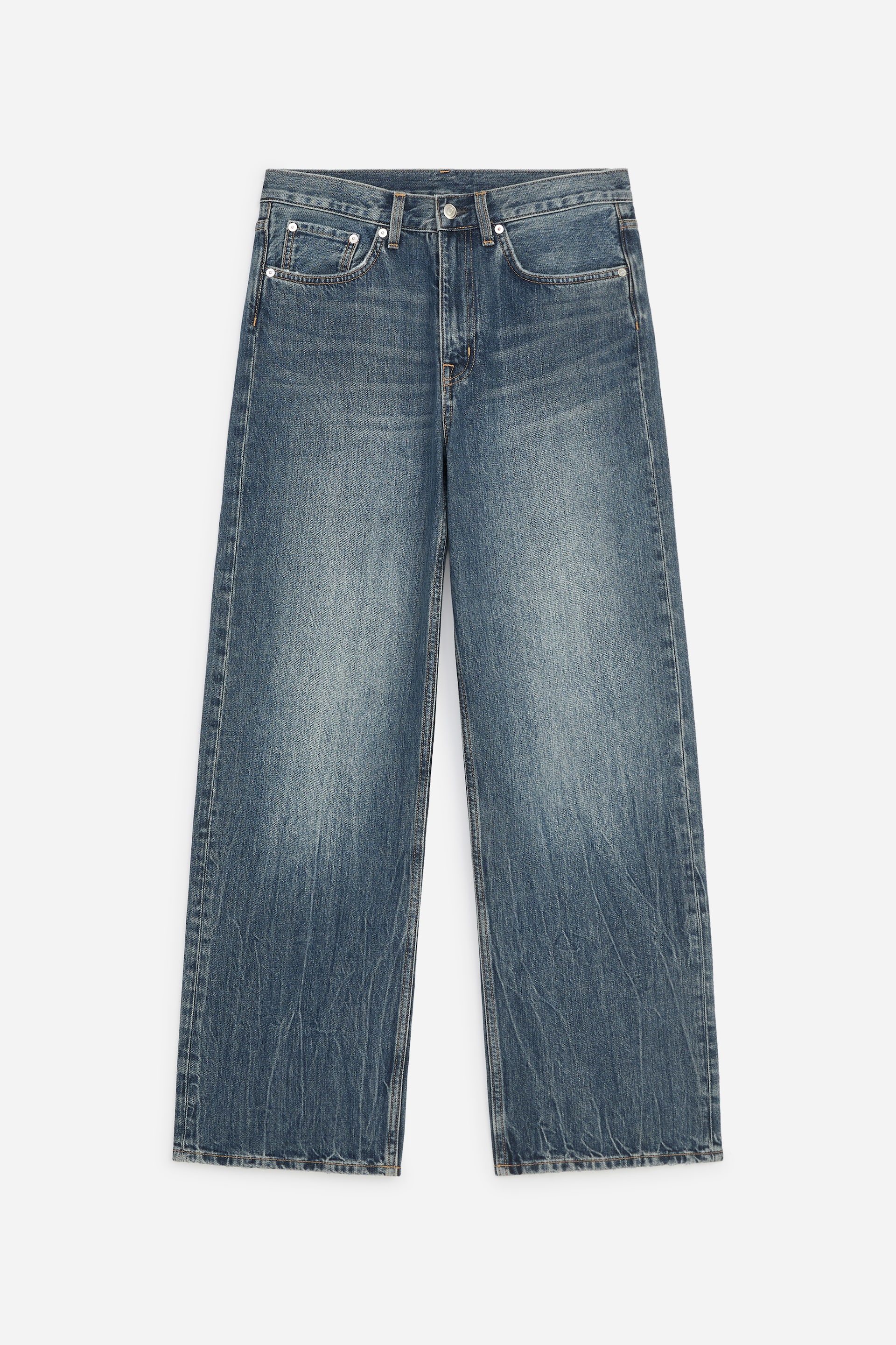Agrandir l'image: Le jean en denim taille haute à jambes larges est présenté de face, avec un délavage bleu moyen et un léger effet usé au niveau des cuisses et des genoux. Il présente une construction classique à cinq poches, une ceinture boutonnée avec braguette zippée, ainsi qu’une silhouette droite et décontractée.