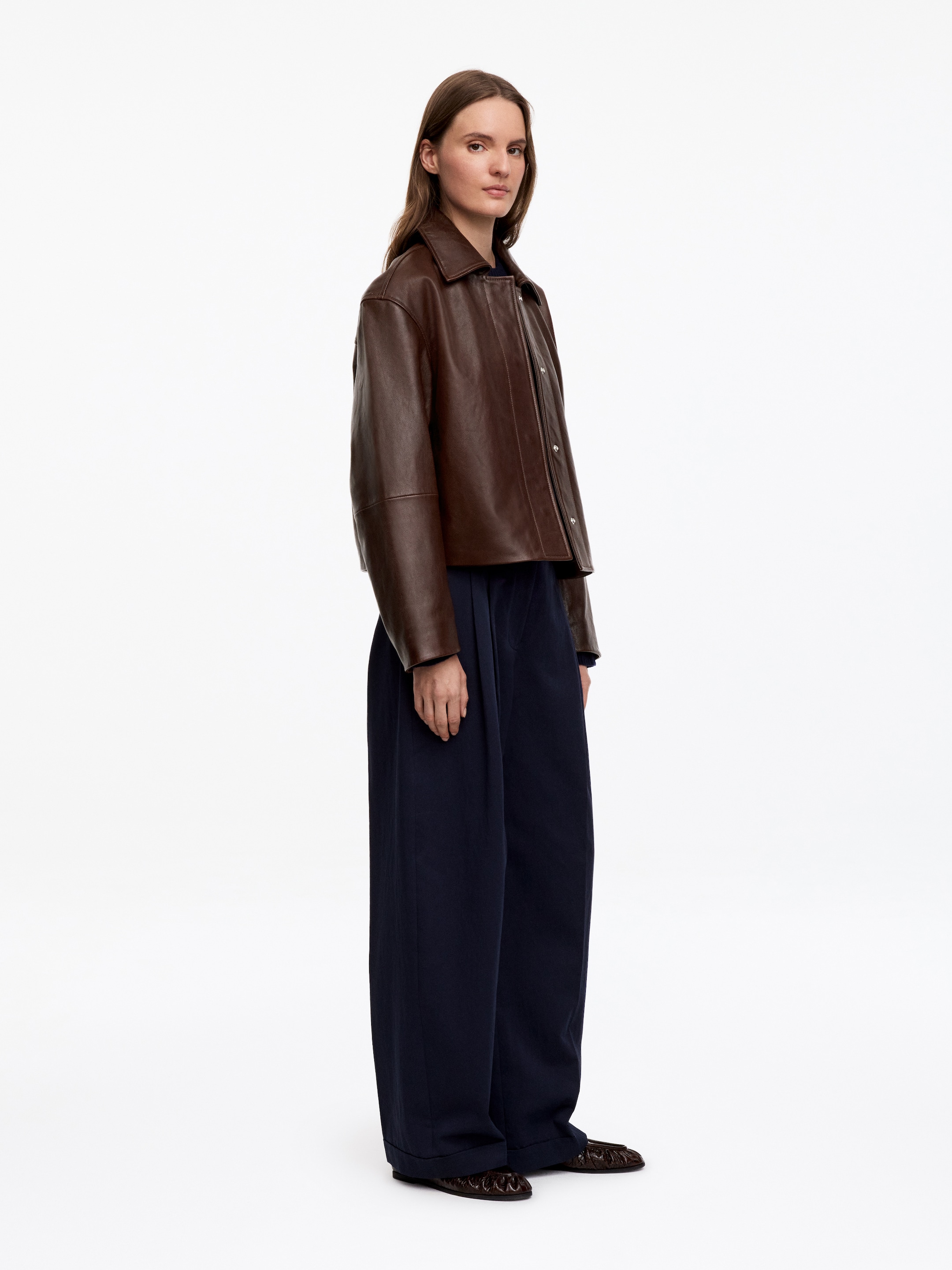 Giacca corta in pelle - Marrone scuro - Regular fit - women - StillMedia/Lookbook - 4