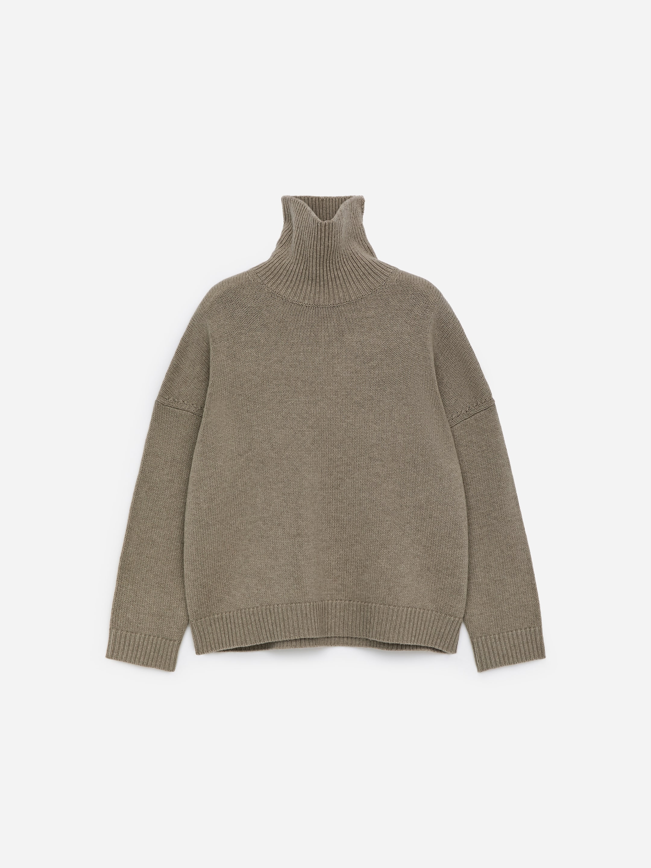 Visualizza immagine più grande: Un maglione a collo alto color talpa viene presentato dalla parte ANTERIORE, con una vestibilità rilassata. È progettato con un colletto a collo alto a coste, polsini a coste e un orlo a coste.