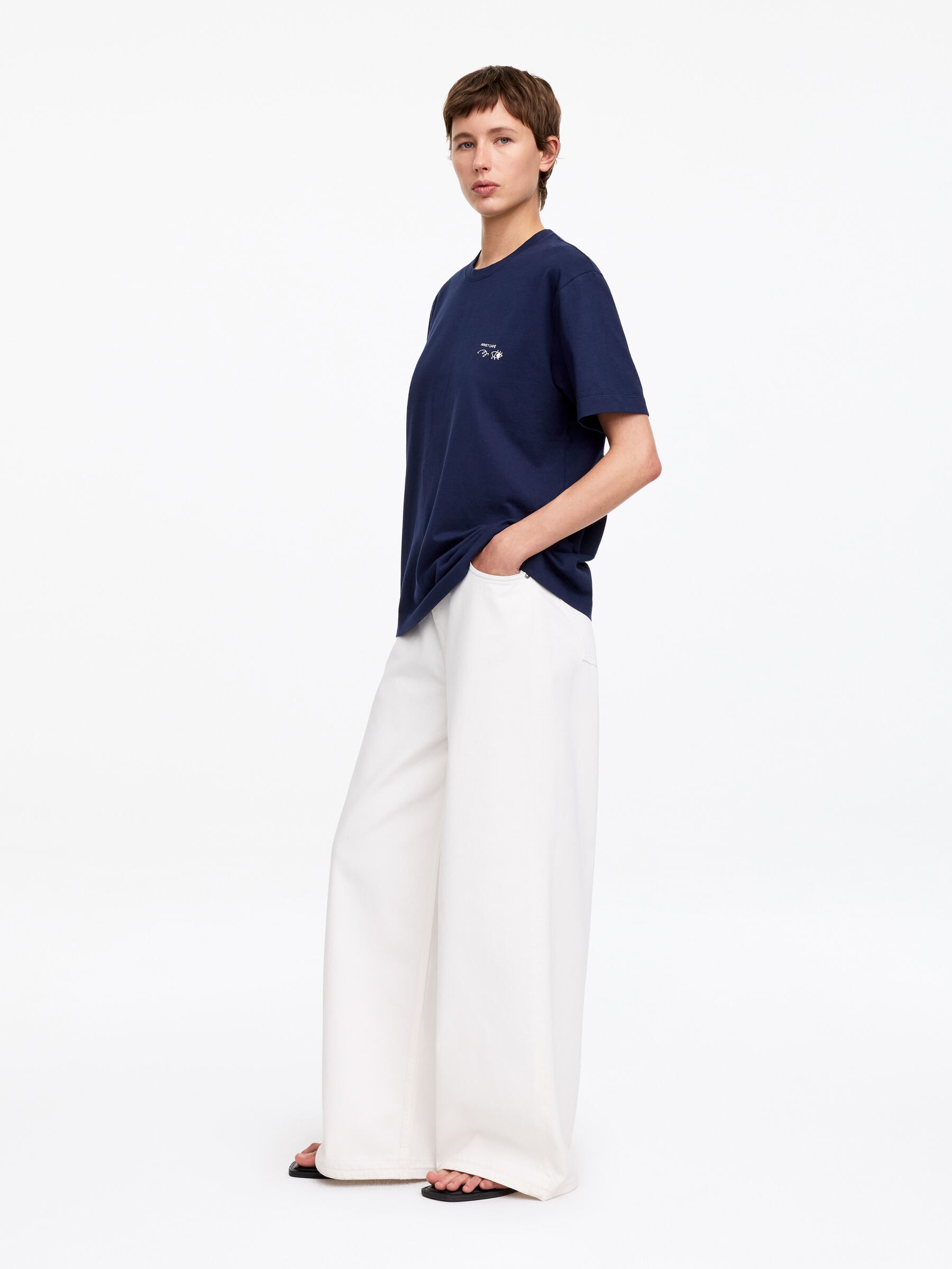 T-shirt z nadrukiem ARKET CAFÉ - Ciemnoniebieski - Luźny fason - Café - StillMedia/Lookbook - 10