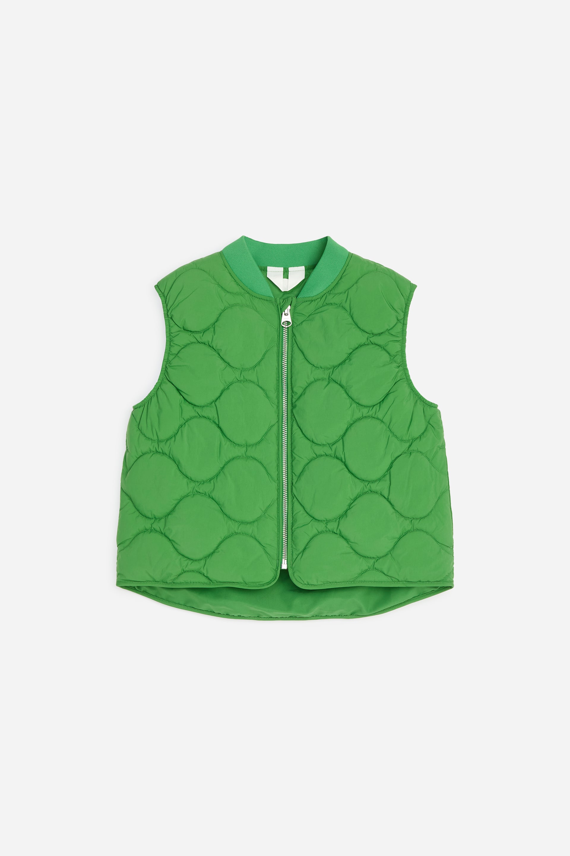 Visualizza immagine più grande: Gilet trapuntato. Il gilet trapuntato verde presenta un motivo di forme ovali collegate, un colletto a coste e una cerniera argentata a tutta lunghezza sul davanti.