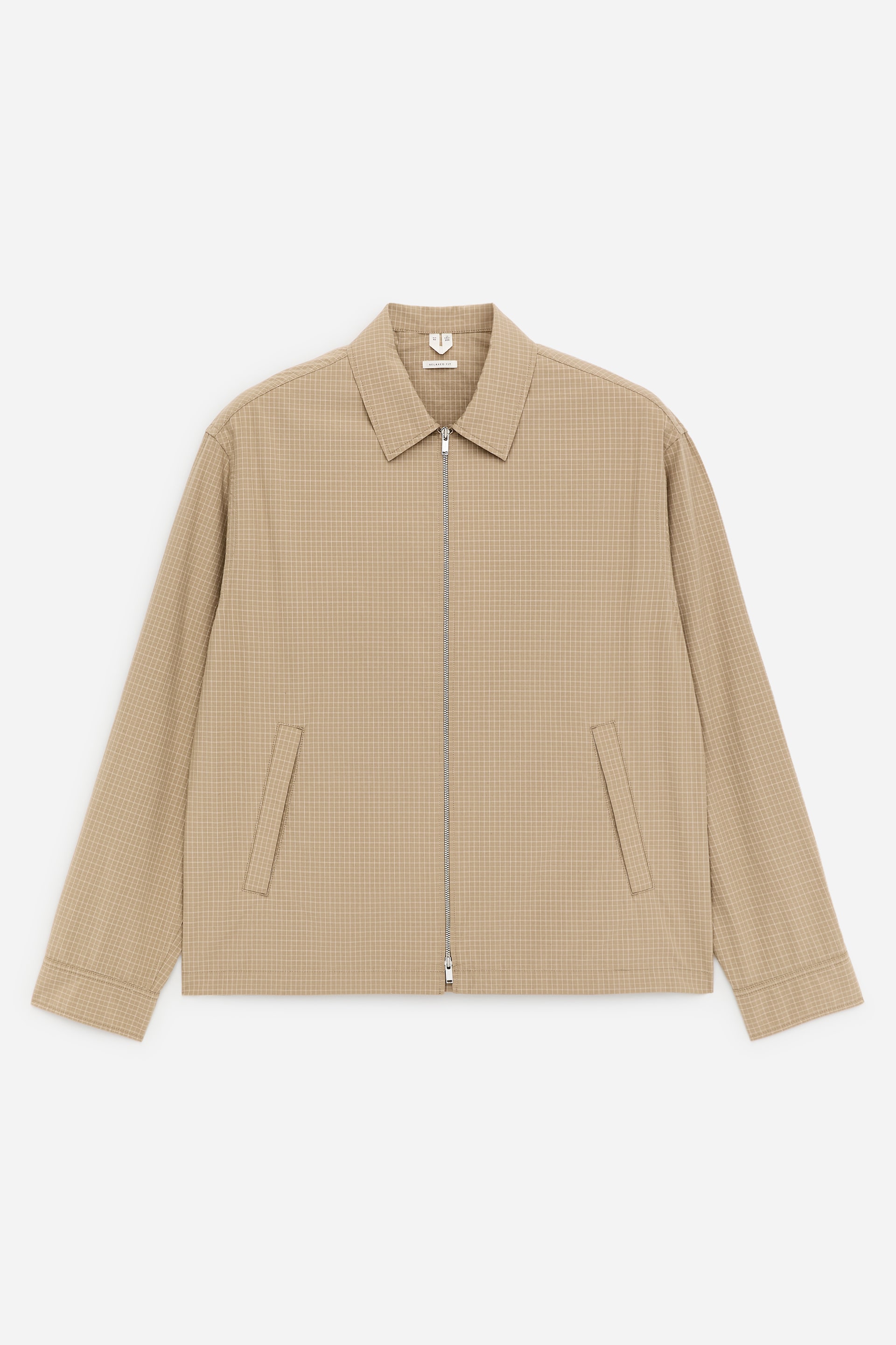 Agrandir l'image: Une veste beige, présentant un motif de grille subtil, est vue de FACE. Elle est dotée d'une fermeture éclair argentée sur toute la longueur, d'un col pointu et de deux poches passepoilées inclinées sur le bas du devant.