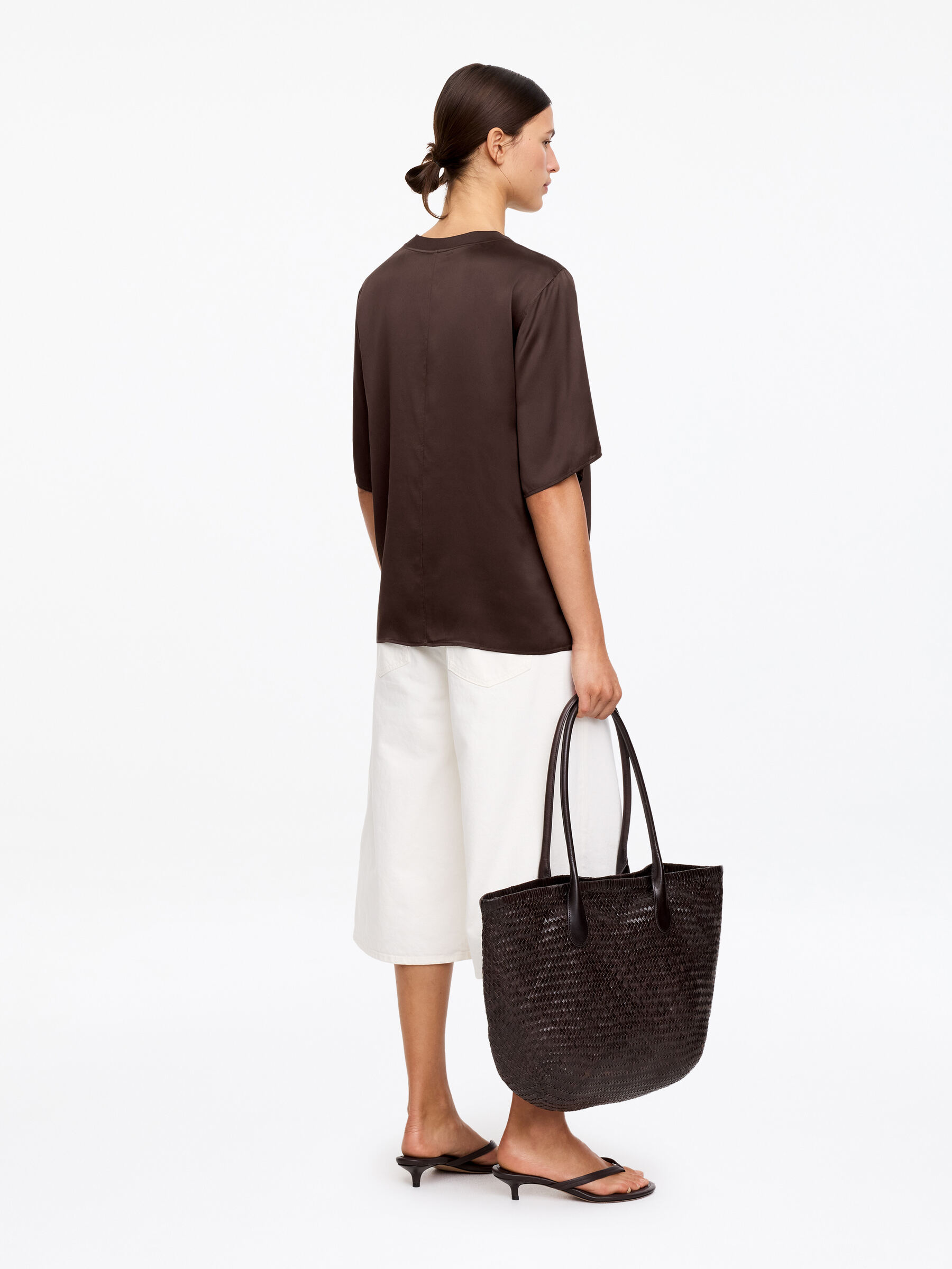 T-Shirt aus Seidensatin - Braun - Regular Fit - Women - StillMedia/Lookbook - 2
