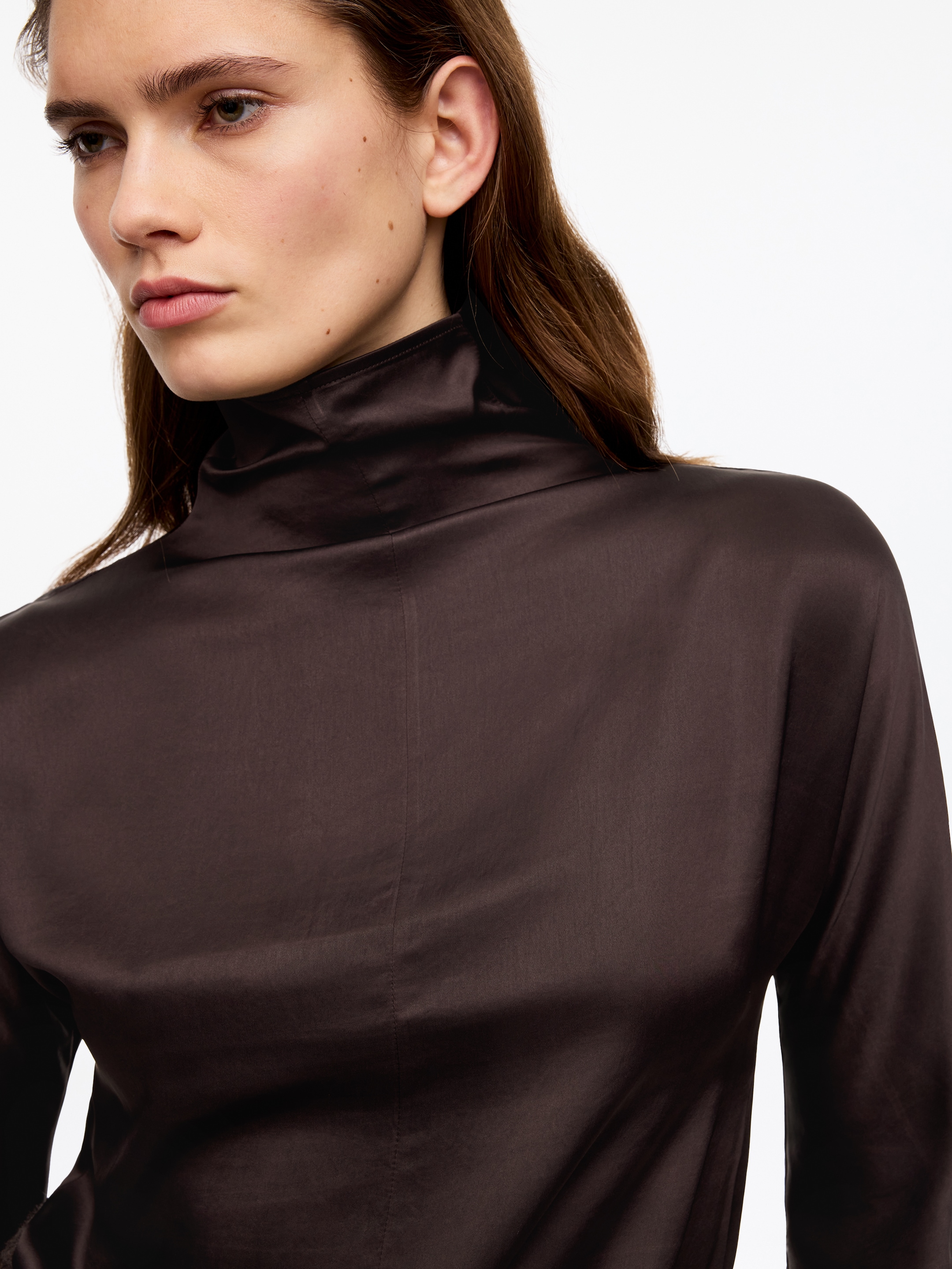 Haut en satin à col montant - Marron foncé - Slim fit - Femme - StillMedia/Lookbook - 2