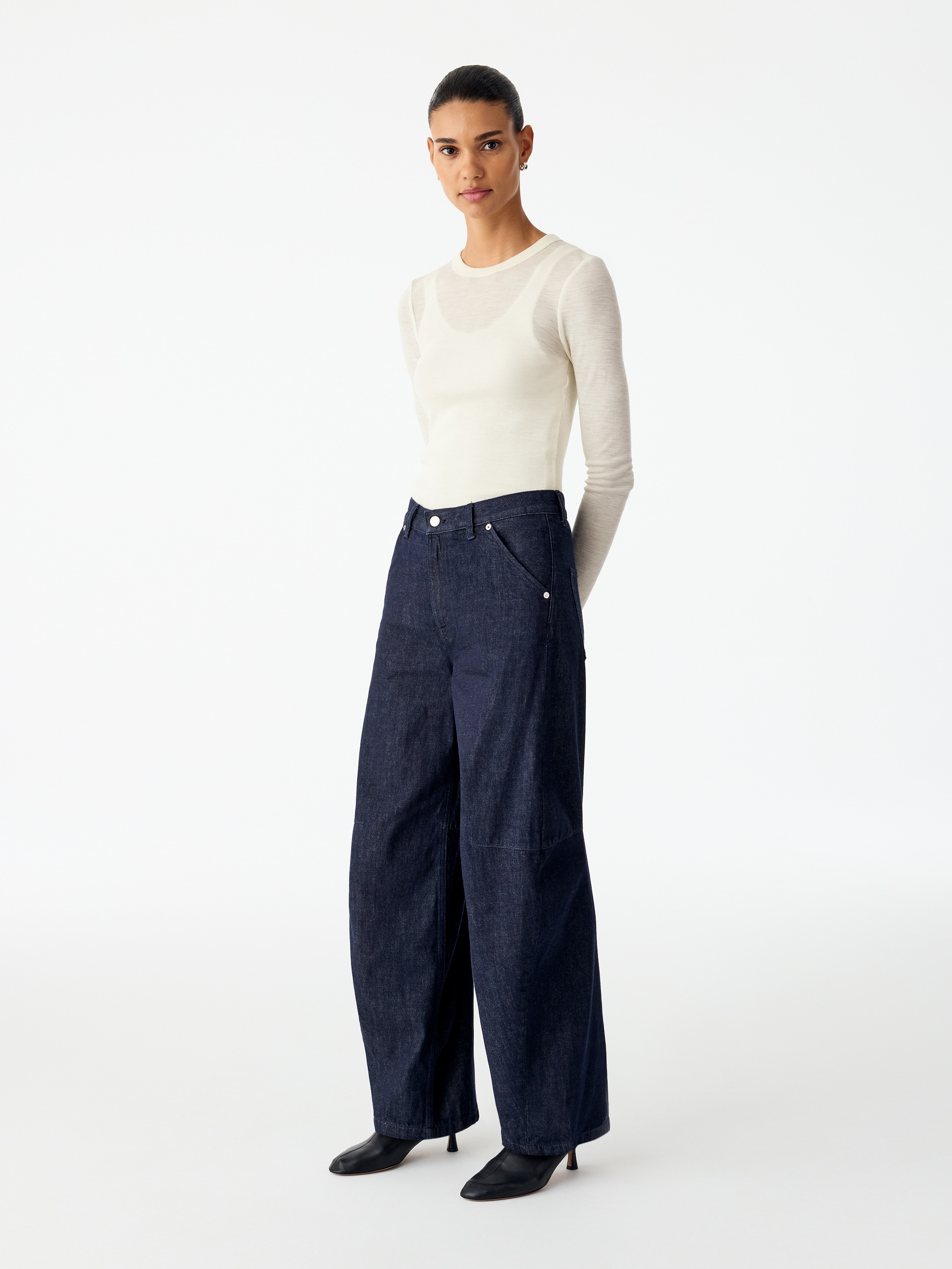 PINE Relaxed Barrel Jeans - Dark Blue - Relaxed fit - women - StillMedia/Lookbook - 15