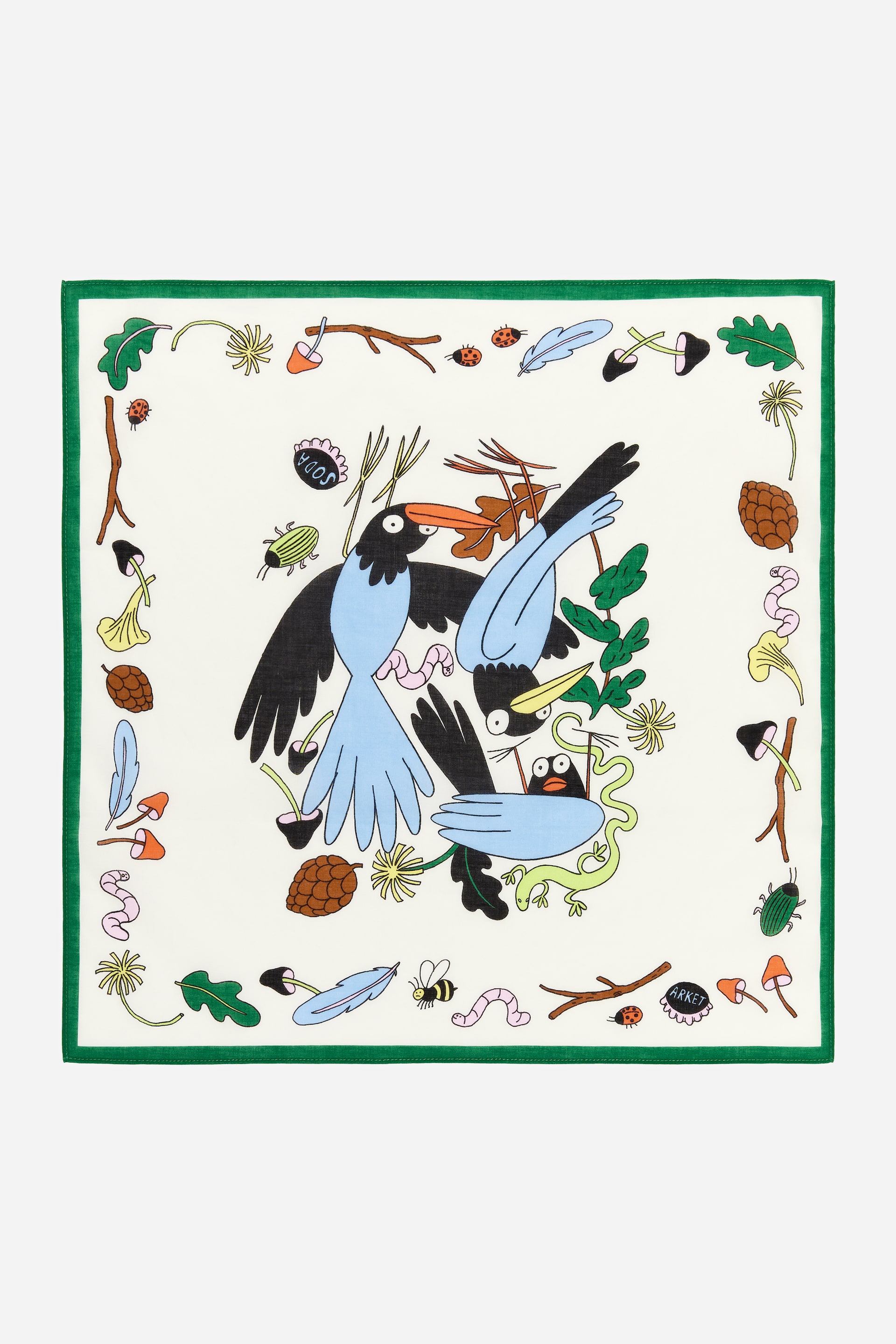 Näytä suurempi kuva: Neliönmuotoinen kangasbandana esittelee etupuoltaan, jossa on kermanvärinen pohja ja ohut vihreä reunus. Bandanan keskellä on värikäs kuva kahdesta mustasta ja vaaleansinisestä linnusta, joita ympäröivät erilaiset luontoaiheiset elementit, kuten vihreät lehdet, oranssit sienet, männynkävyt, leppäkertut ja madot. Kuvassa näkyvät myös tekstit "SODA" ja "ARKET".