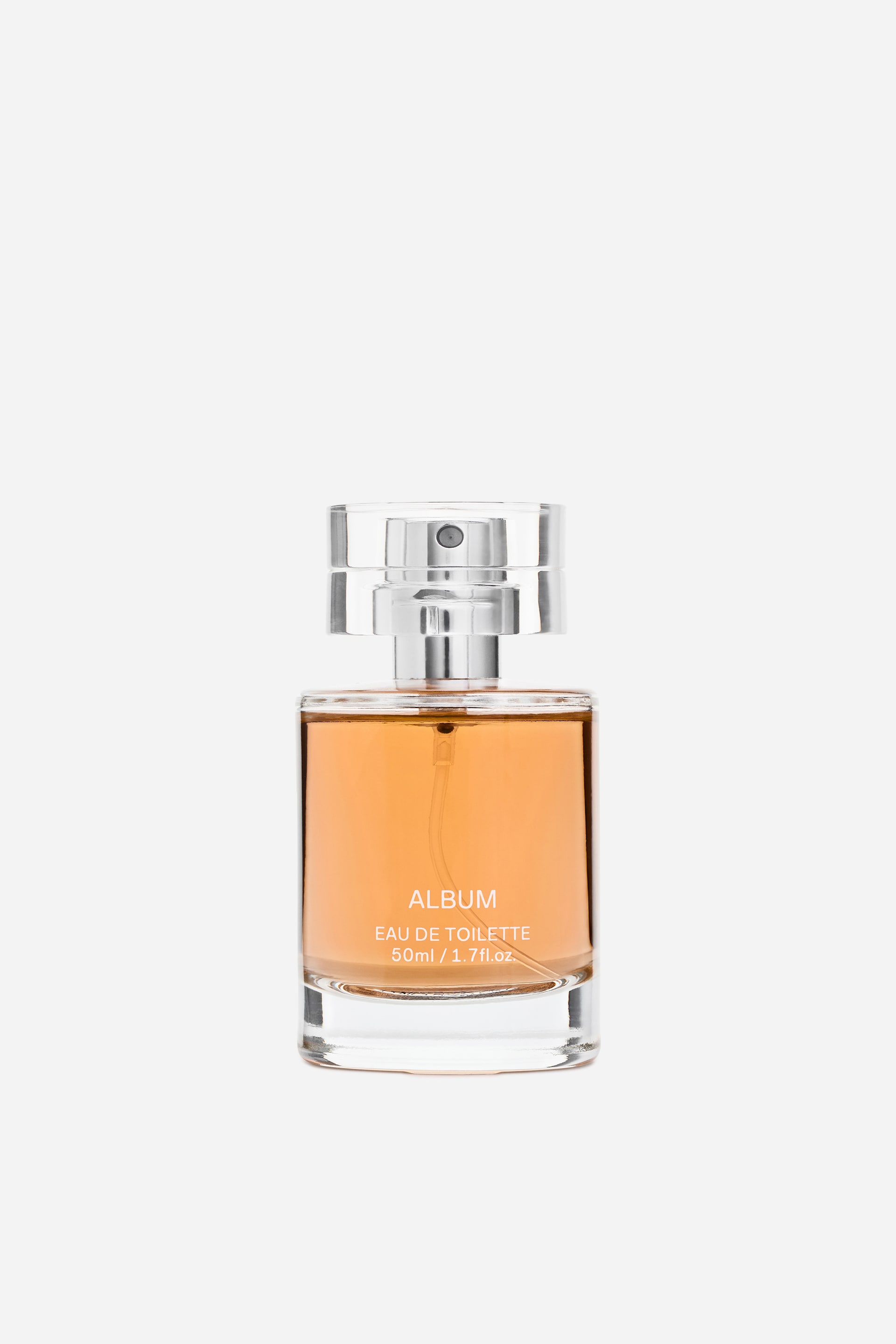 Zobacz większy obraz: Eau de Toilette 50 ml. Przezroczysta, prostokątna szklana butelka, zawierająca bursztynowy płyn, wyposażona jest w mechanizm natryskowy w kolorze srebrnym, zwieńczony przezroczystą, cylindryczną nasadką. Na froncie butelki widnieje nazwa marki "ALBUM" oraz szczegóły produktu w białym tekście.