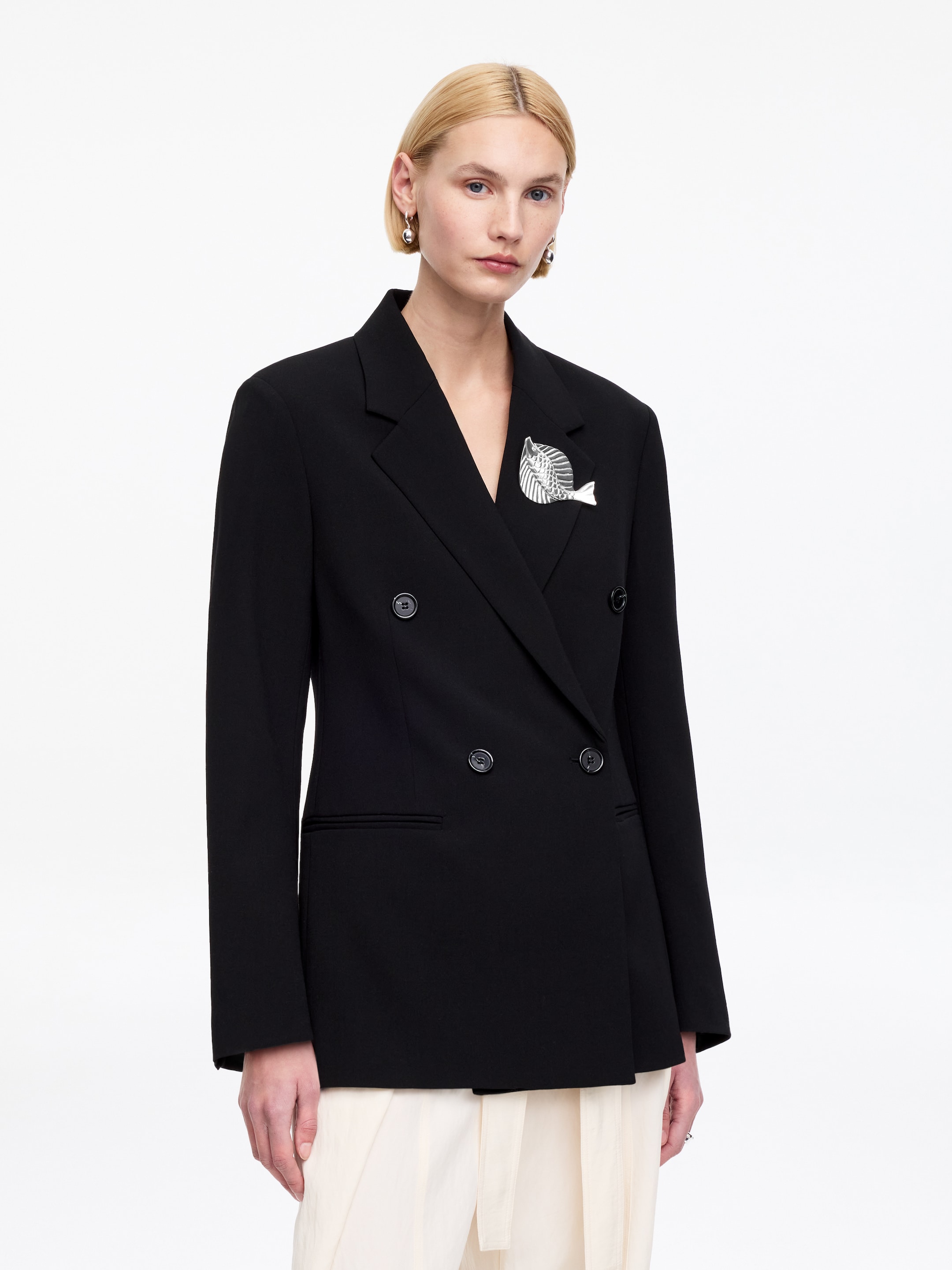 Versilberte, fischförmige Brosche - Silber - Women - StillMedia/Lookbook - 4