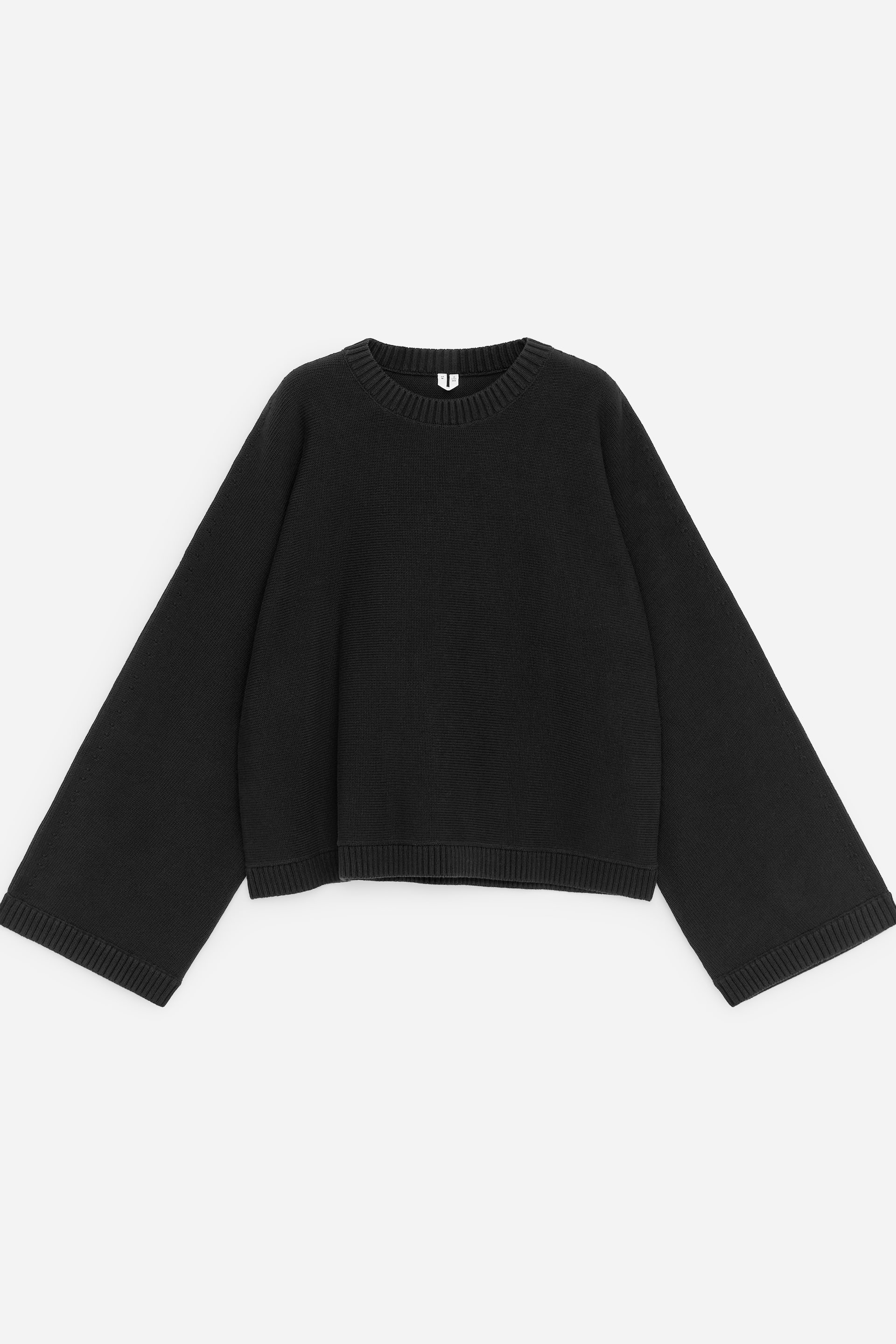 Visualizza l'immagine ingrandita: Un maglione nero lavorato a maglia è presentato FRONTE, caratterizzato da un girocollo e maniche ampie a campana. Bordature a costine rifiniscono il colletto, i polsini e l'orlo.