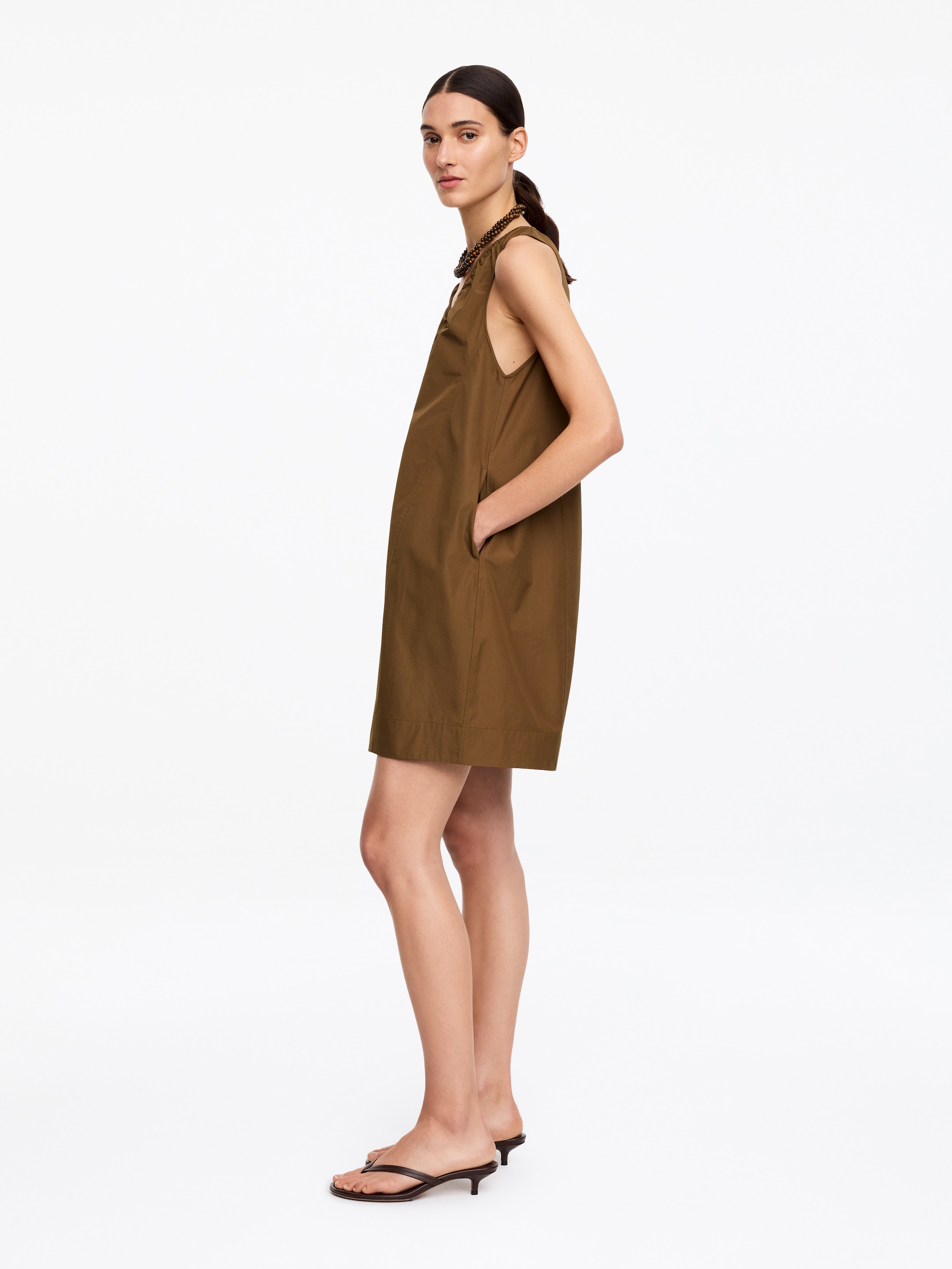 Vestido con escote de pico y fruncidos - Marrón - Corte estándar - Women - StillMedia/Lookbook - 3