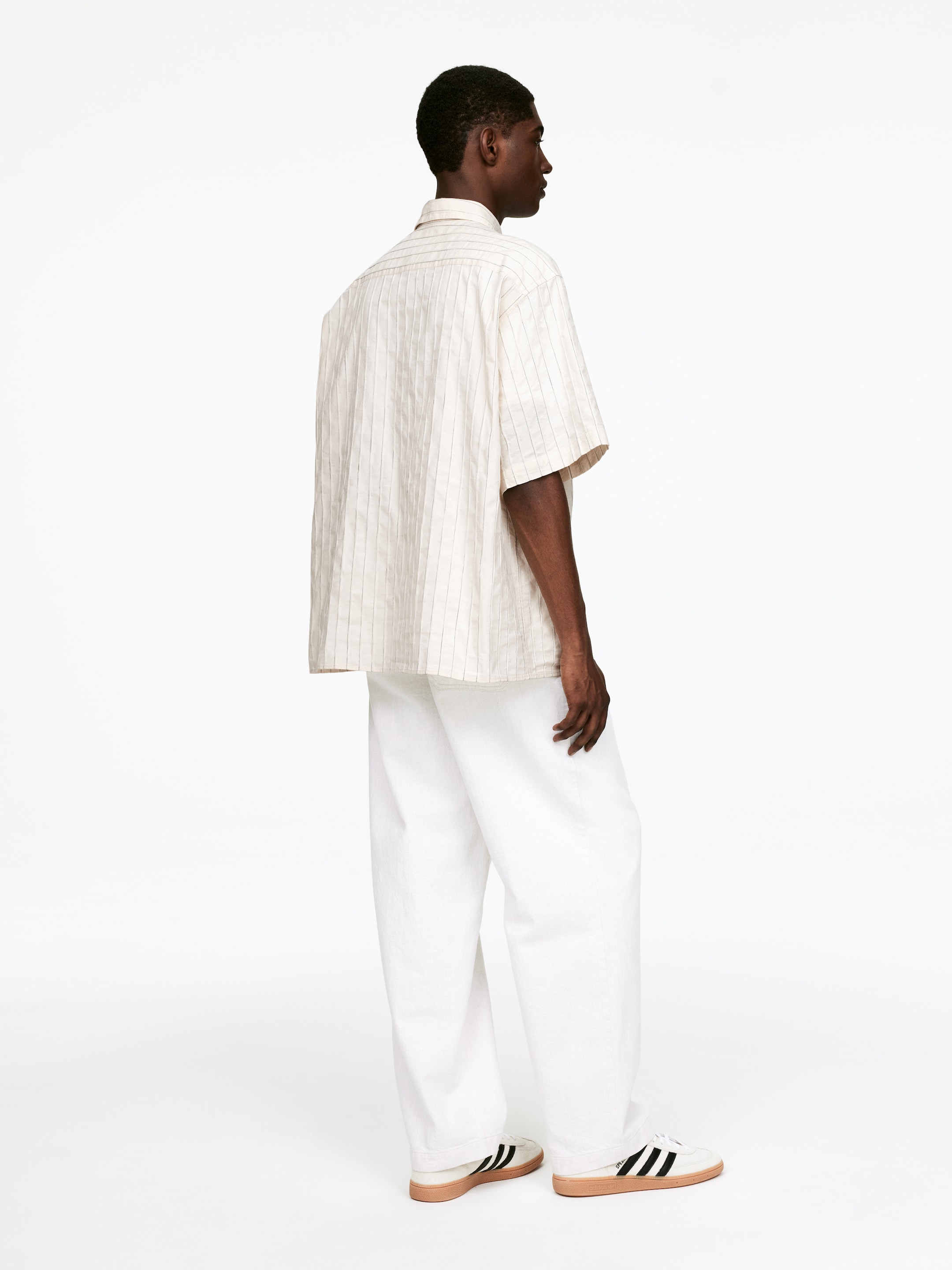 Vis større bilde: Oversized bomullsskjorte - Off white/stripete - HERRE | H&M NO 3