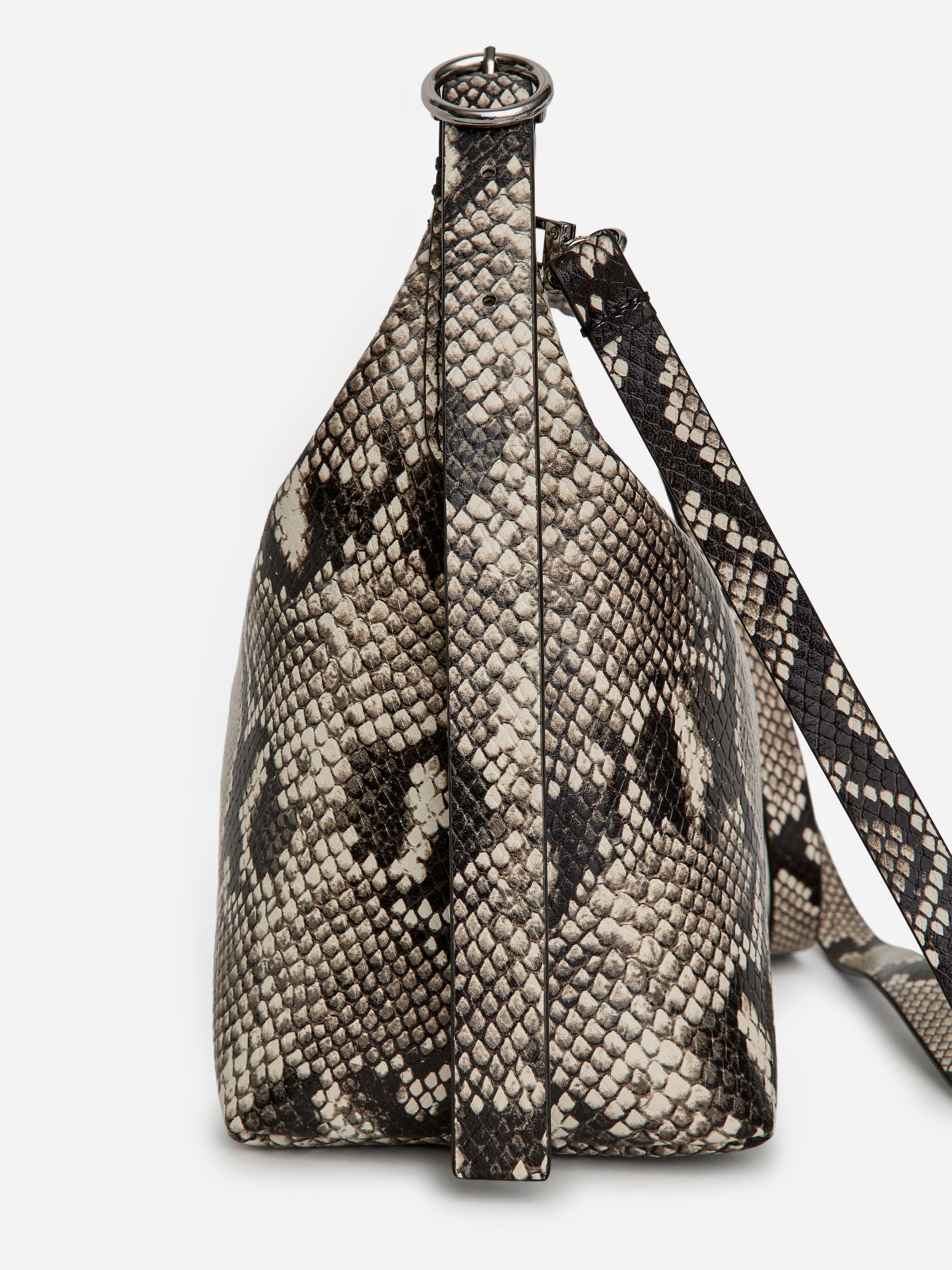 Ver imagen más grande: Un bolso de cuero cuadrado con un patrón de piel de serpiente en negro y blanco roto está inclinado hacia la IZQUIERDA, mostrando una asa superior ajustable con una hebilla de tono plateado y una correa de hombro delgada y desmontable.