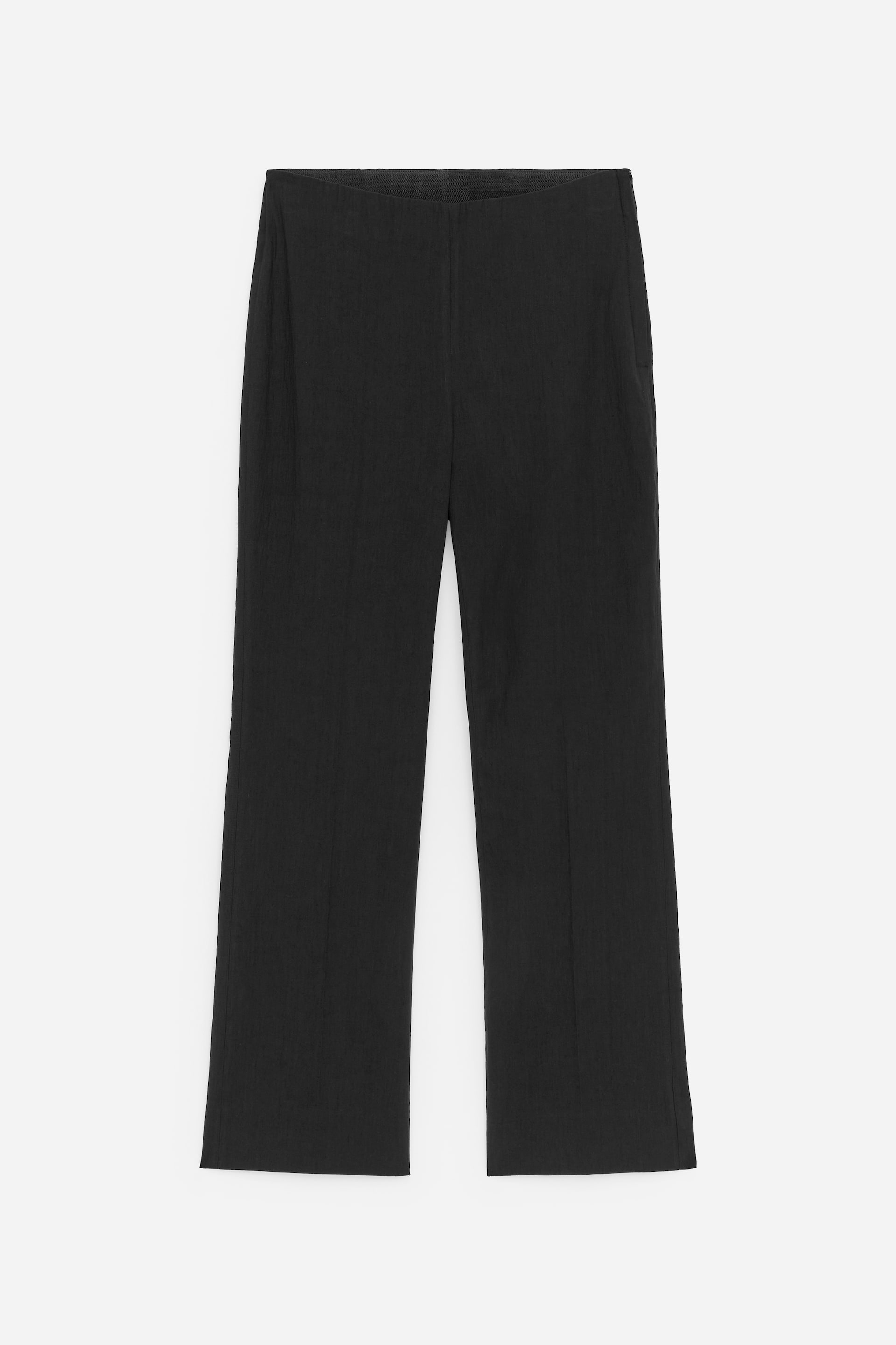 Visa större bild: Svarta byxor visas framifrån, med en elastisk midja, ett rakt ben och ett subtilt texturerat tyg.