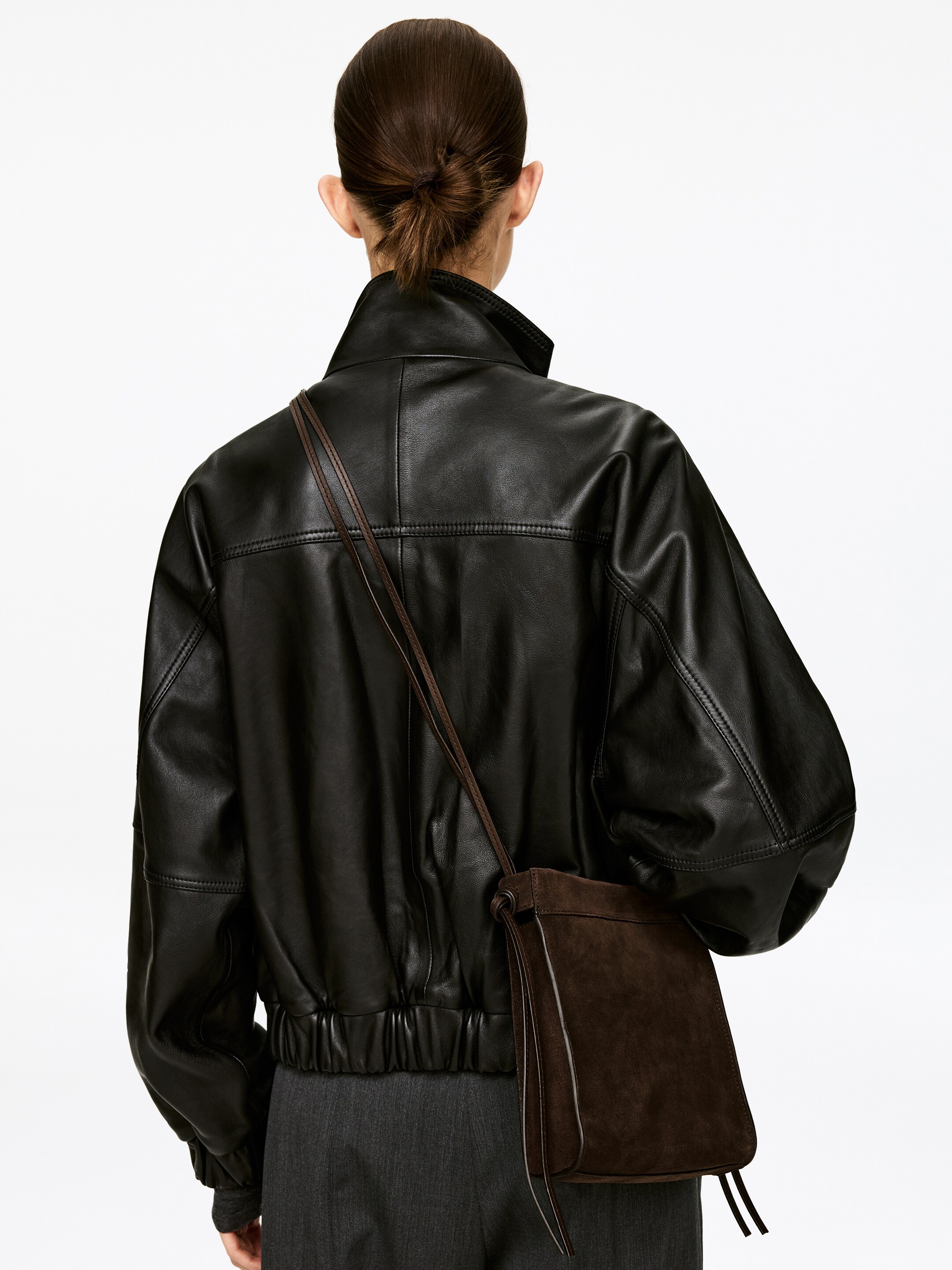 Visa större bild: Axelremsväska i mocka - Mörkbrun - DAM | H&M SE 1