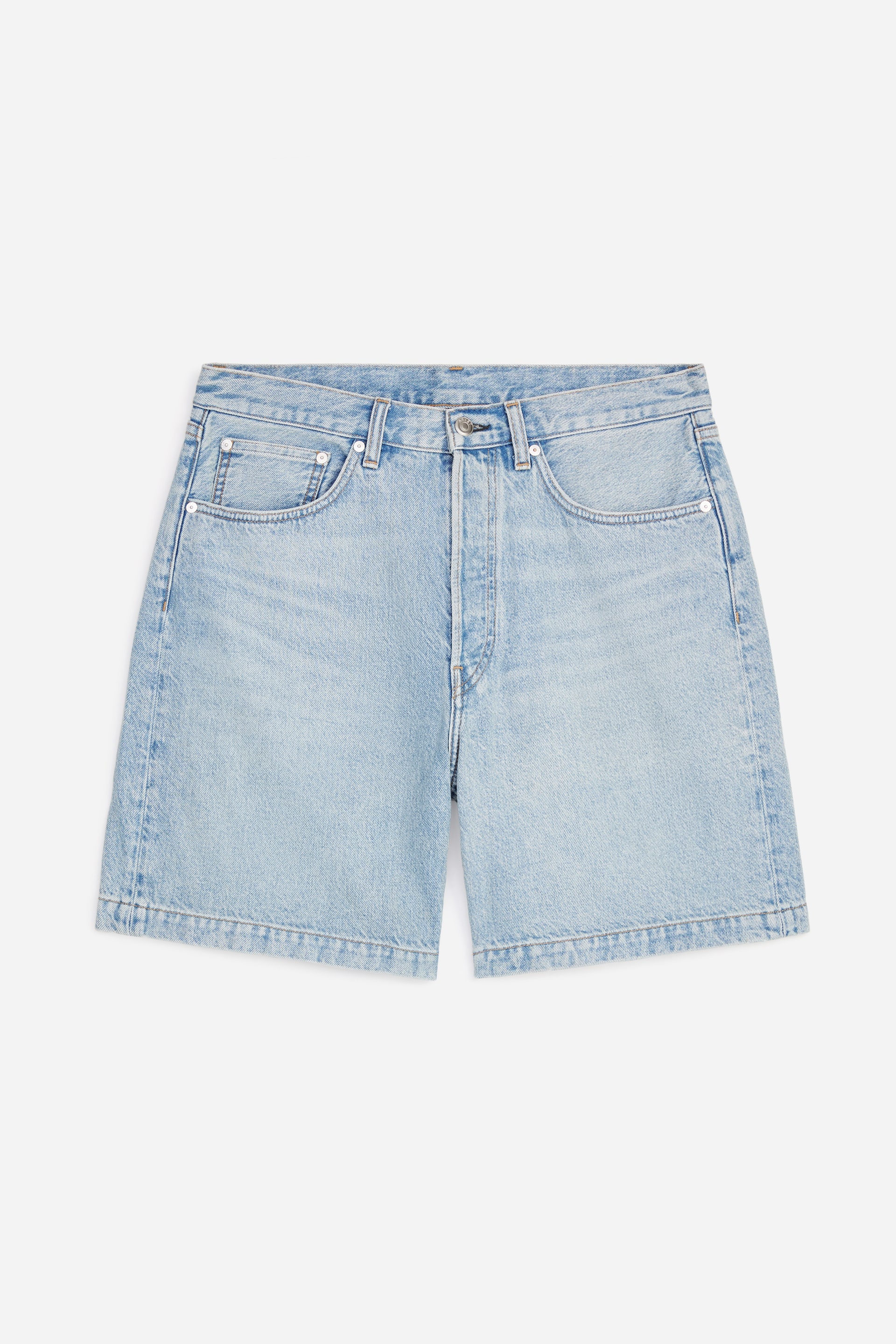 Agrandir l'image: Les shorts en denim bleu clair sont présentés de face, mettant en avant un design classique à 5 poches avec des rivets en métal et une braguette à boutons apparente. Ils sont coupés pour une coupe décontractée en denim de coton non extensible.