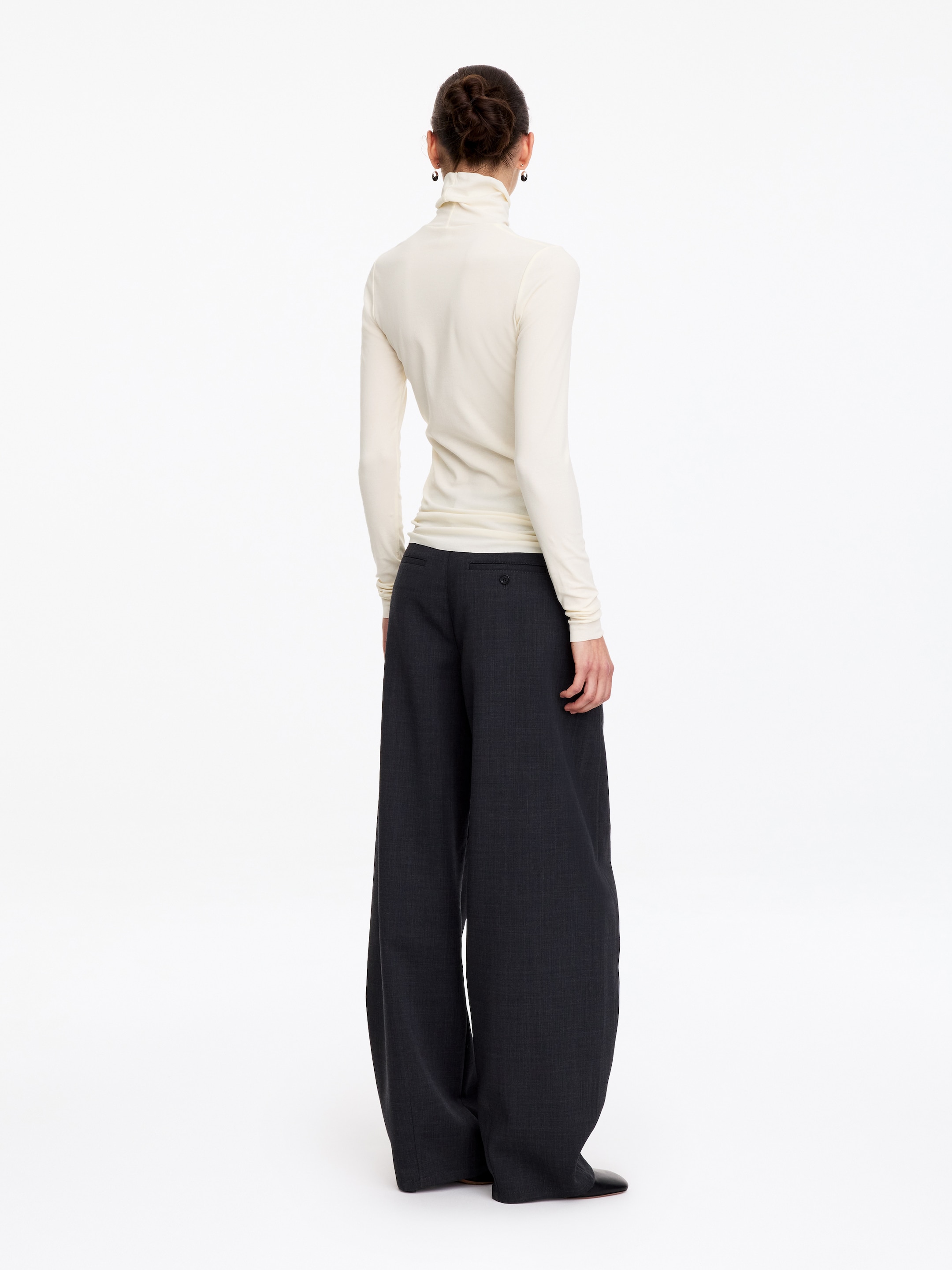 Roll-Neck Cotton Top - Off White - Slim fit - women - StillMedia/Lookbook - 5