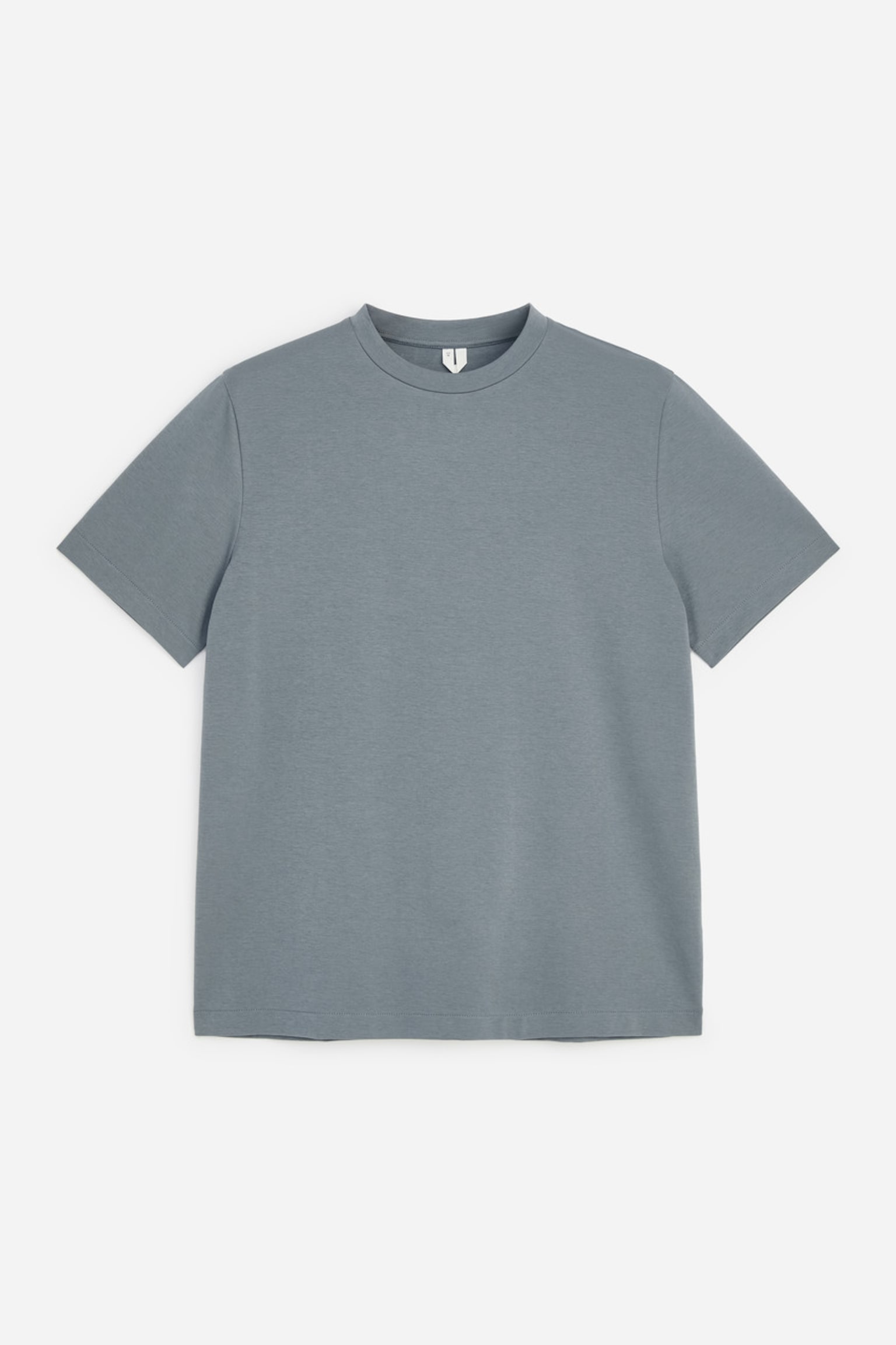 Un T-shirt à manches courtes et col rond, de couleur bleu-gris sourd, est présenté à plat, face avant visible. Le vêtement affiche une coupe standard avec un col rond côtelé et une texture jersey interlock lisse. - 1