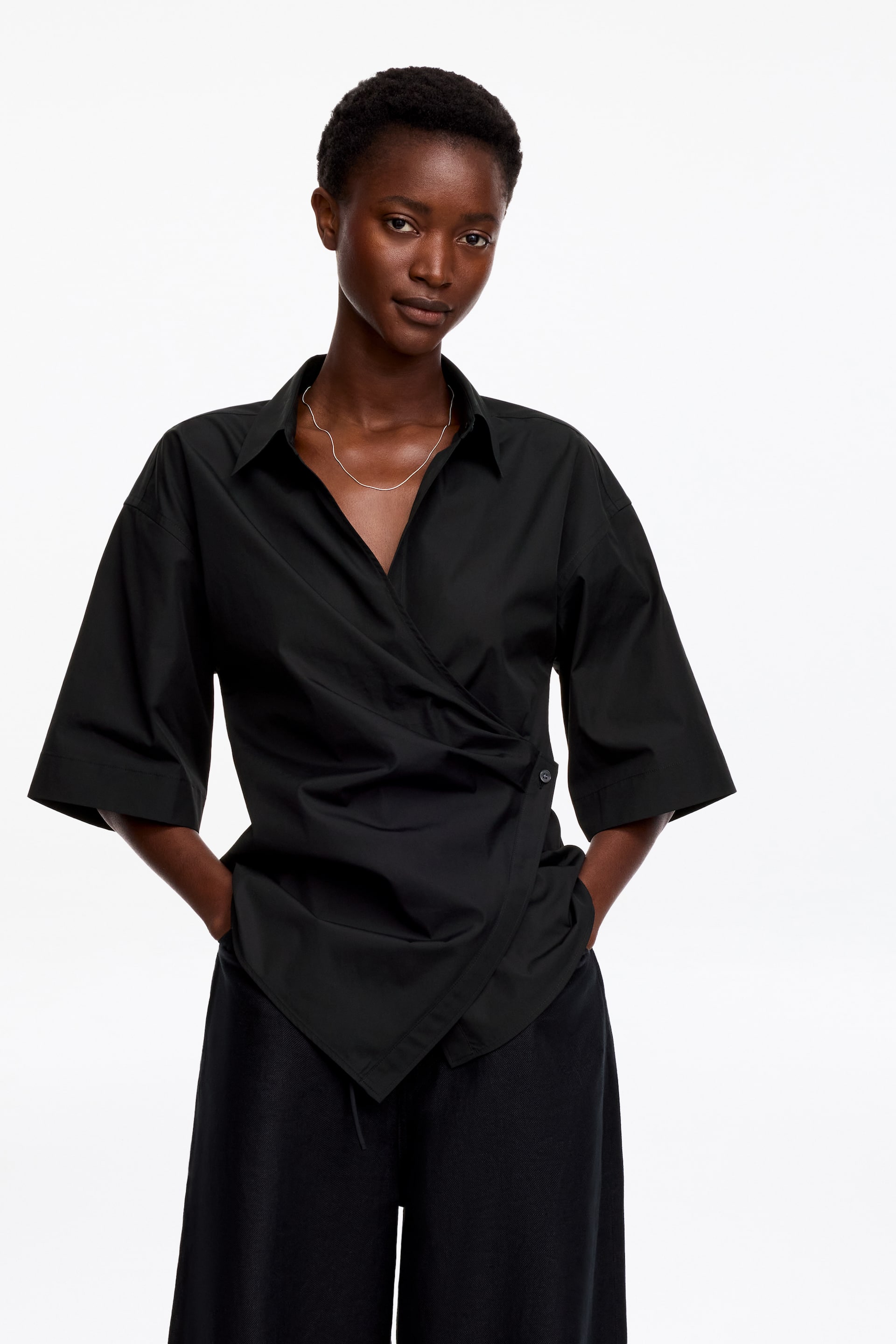 Größeres Bild ansehen: Wickelhemd aus Baumwolle - Schwarz - Ladies | H&M DE 1