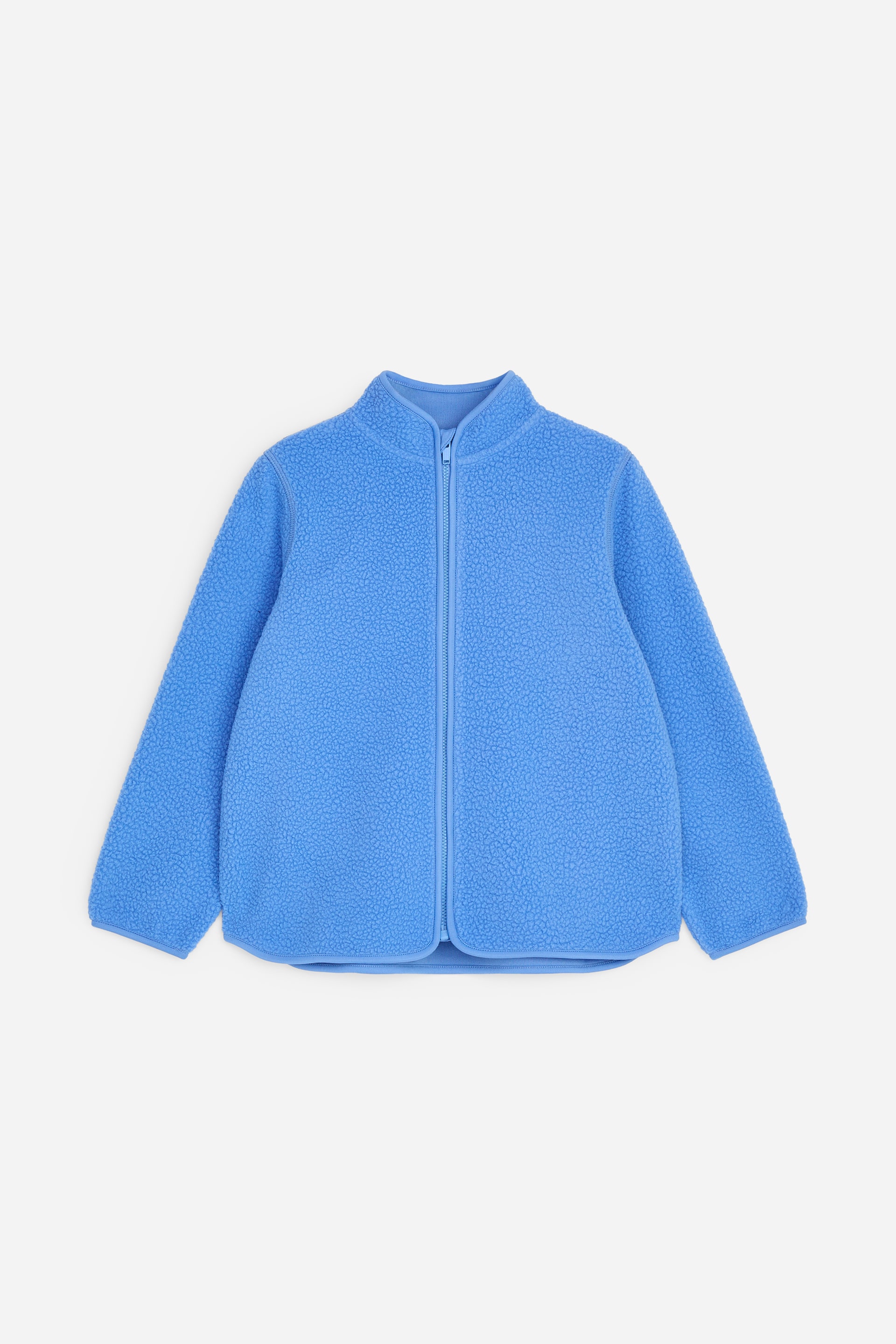 Größeres Bild anzeigen: Eine blaue Fleecejacke wird von vorne gezeigt und verfügt über einen durchgehenden Reißverschluss sowie einen Stehkragen. Sie ist mit Jersey-Einfassungen entlang des Kragens, des Reißverschlusses, der Ärmelbündchen und des Saums versehen und hat oben am Reißverschluss einen Kinnschutz.
