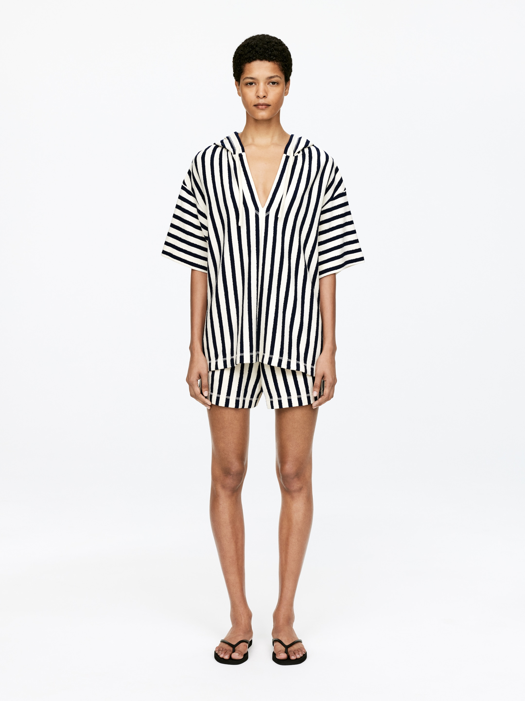 Agrandir l'image: Poncho de bain à capuche - Blanc cassé/Bleu foncé - FEMME | H&M FR 2