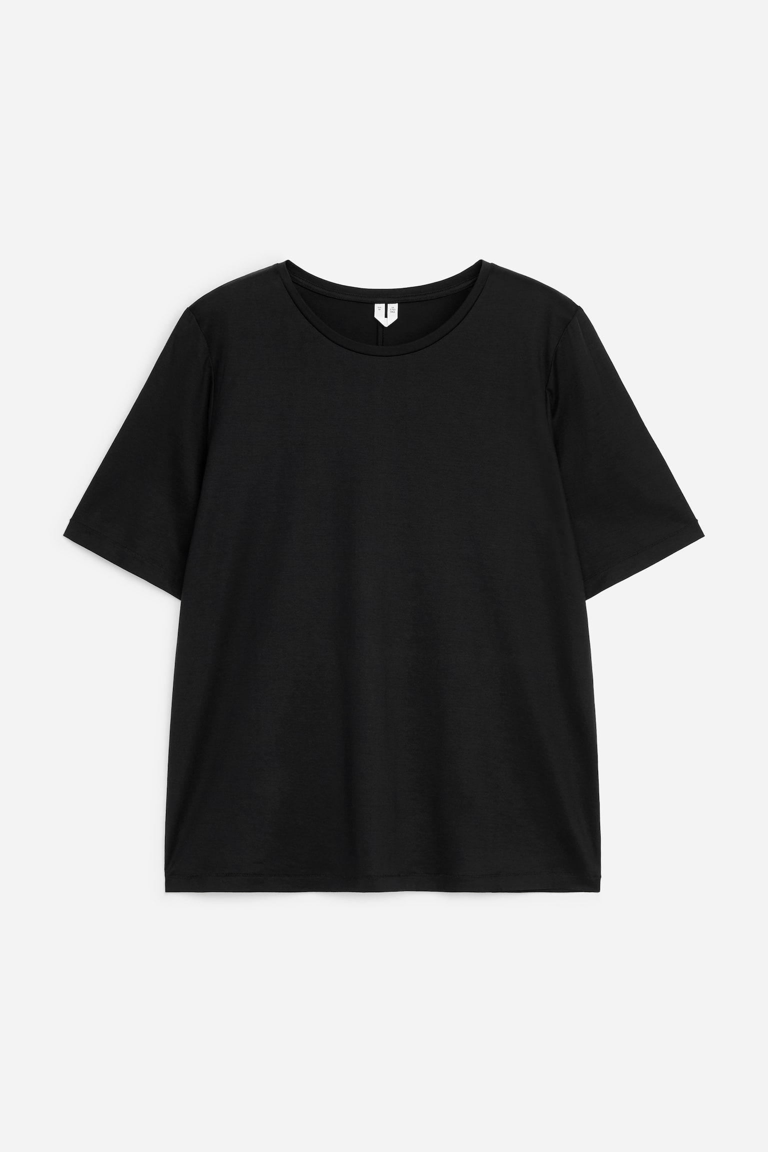 Un t-shirt noir est présenté de face, avec un col rond, des manches courtes et une petite étiquette blanche visible à l'arrière du cou. - 1