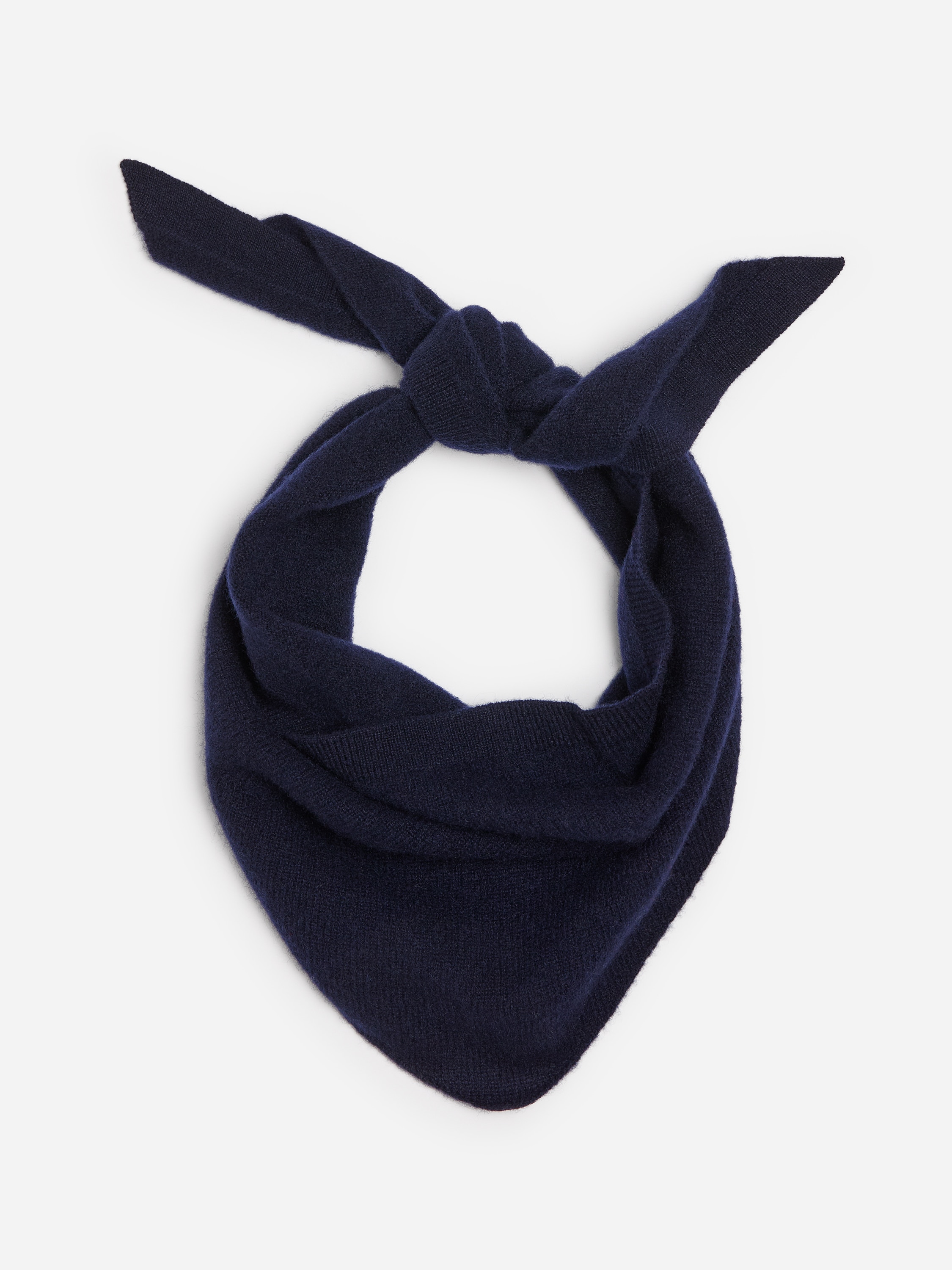 Un maglione in maglia blu navy con un alto collo a imbuto morbido e drappeggiato indossato dalla modella. Il maglione presenta maniche lunghe con polsini a costine ed Ã¨ indossato sopra uno strato inferiore bianco, abbinato a pantaloni neri.