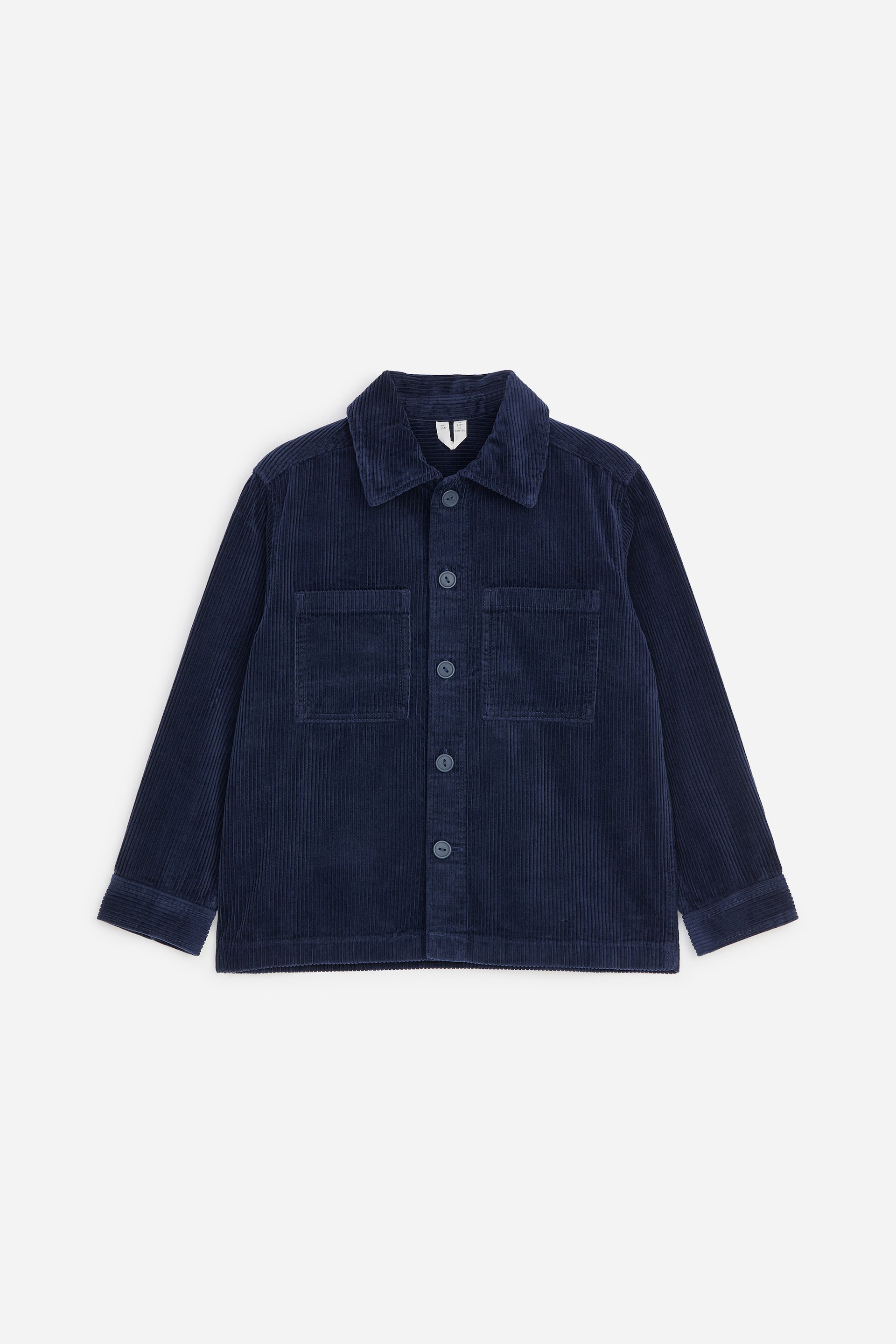 Näytä suurempi kuva: Laivastonsininen vakosamettinen overshirt esittelee etupuoltaan, jossa on tavallinen kaulus, napitettava etulista, kaksi paikkataskua rinnassa sekä pitkät hihat napitetuilla kalvosimilla.