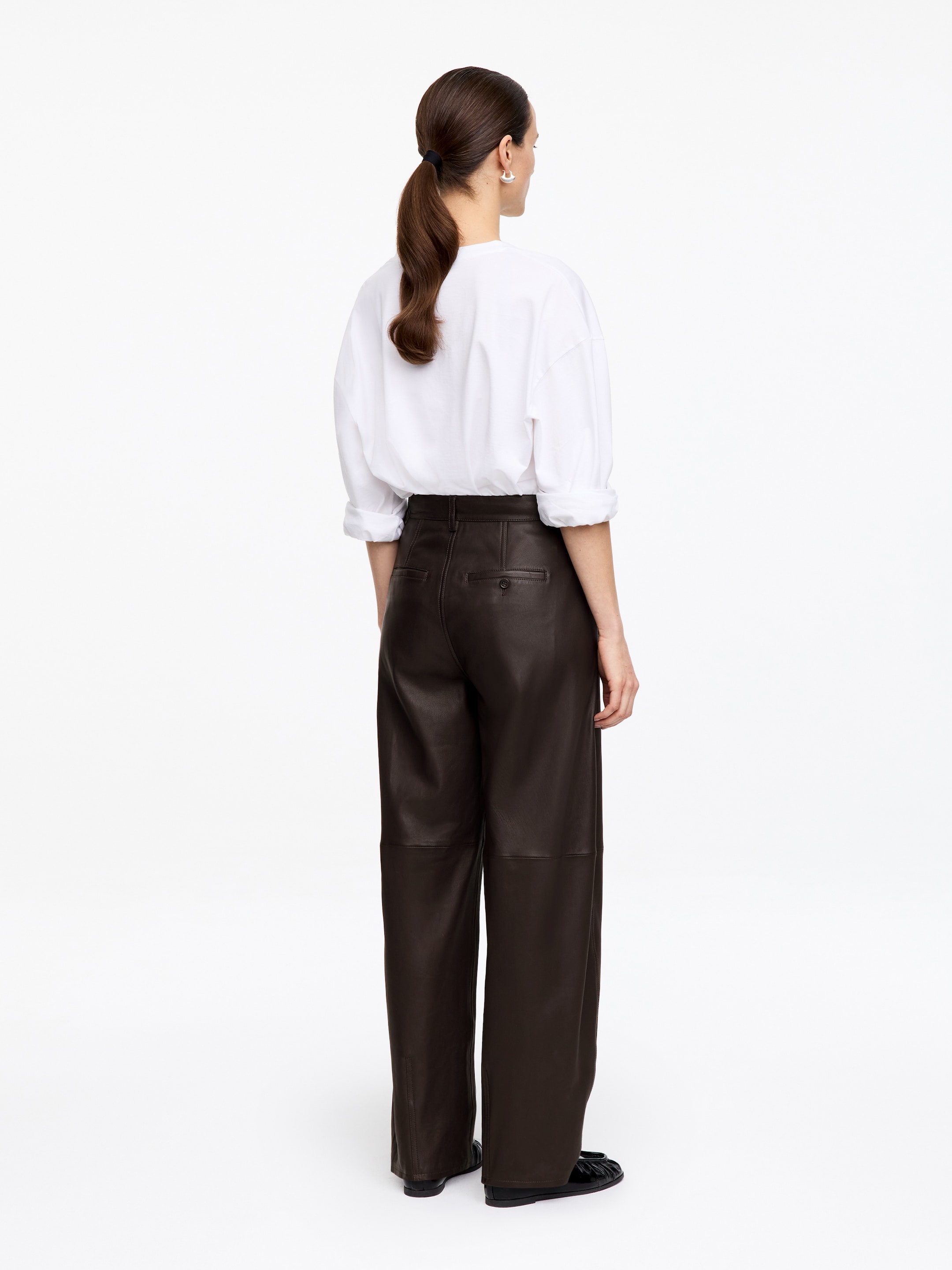 Pantalones de piel de pernera de barril - Marrón oscuro - Corte relajado - Women - StillMedia/Lookbook - 14