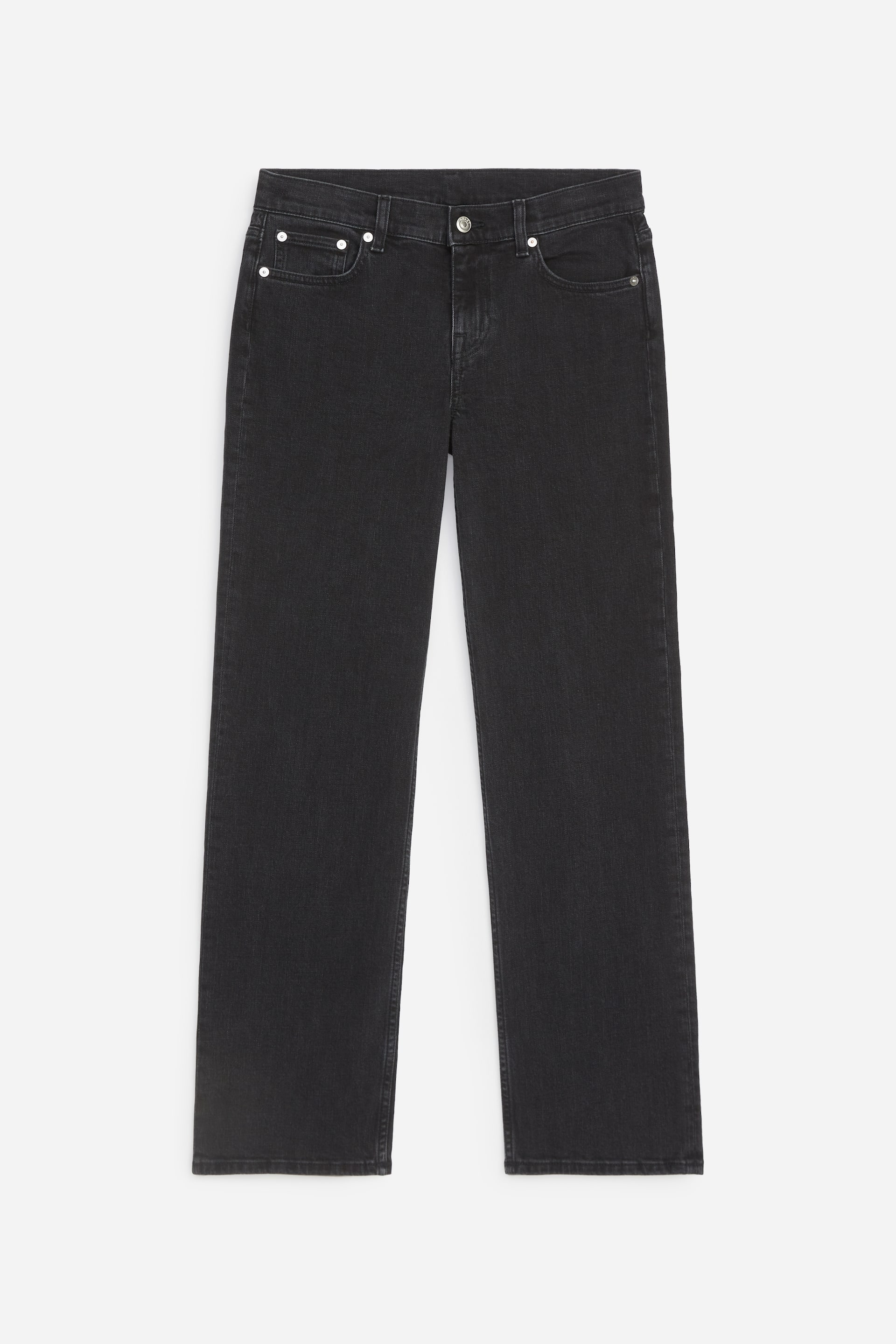 Agrandir l'image: Une paire de jeans en denim à jambe droite, dans un délavage noir délavé, est présentée de face, avec un design classique à cinq poches, des rivets de couleur argentée et une fermeture par bouton à la ceinture. Le jean affiche une coupe nette et structurée, avec des passants de ceinture et des coutures ton sur ton sur l’ensemble.