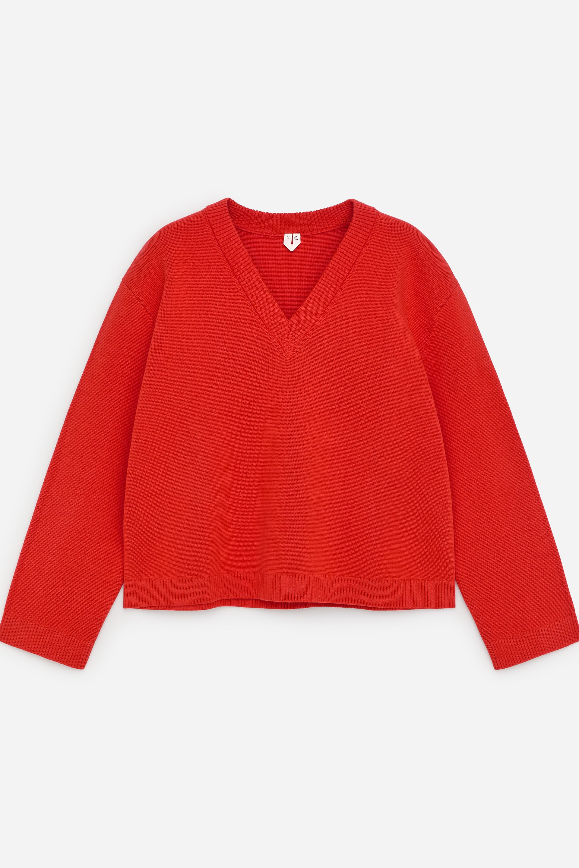Visualizza immagine più grande: Un maglione rosso con scollo a V è presentato FRONTE, caratterizzato da un ampio scollo a V, spalle scese, maniche lunghe con polsini a coste e orlo a coste.