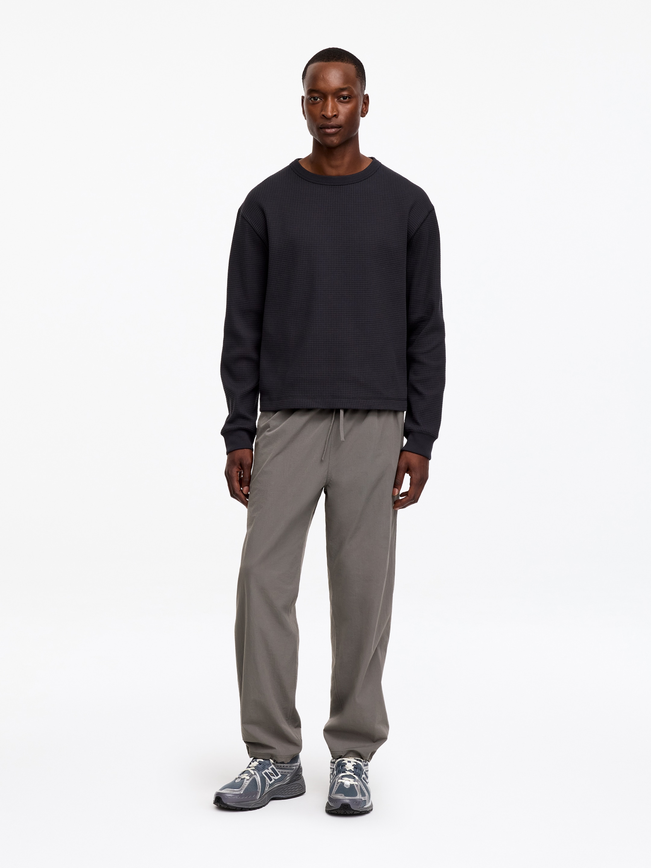 Wciągane spodnie ARKET ACTIVE - Szary - Fason swobodny - men - StillMedia/Lookbook - 3