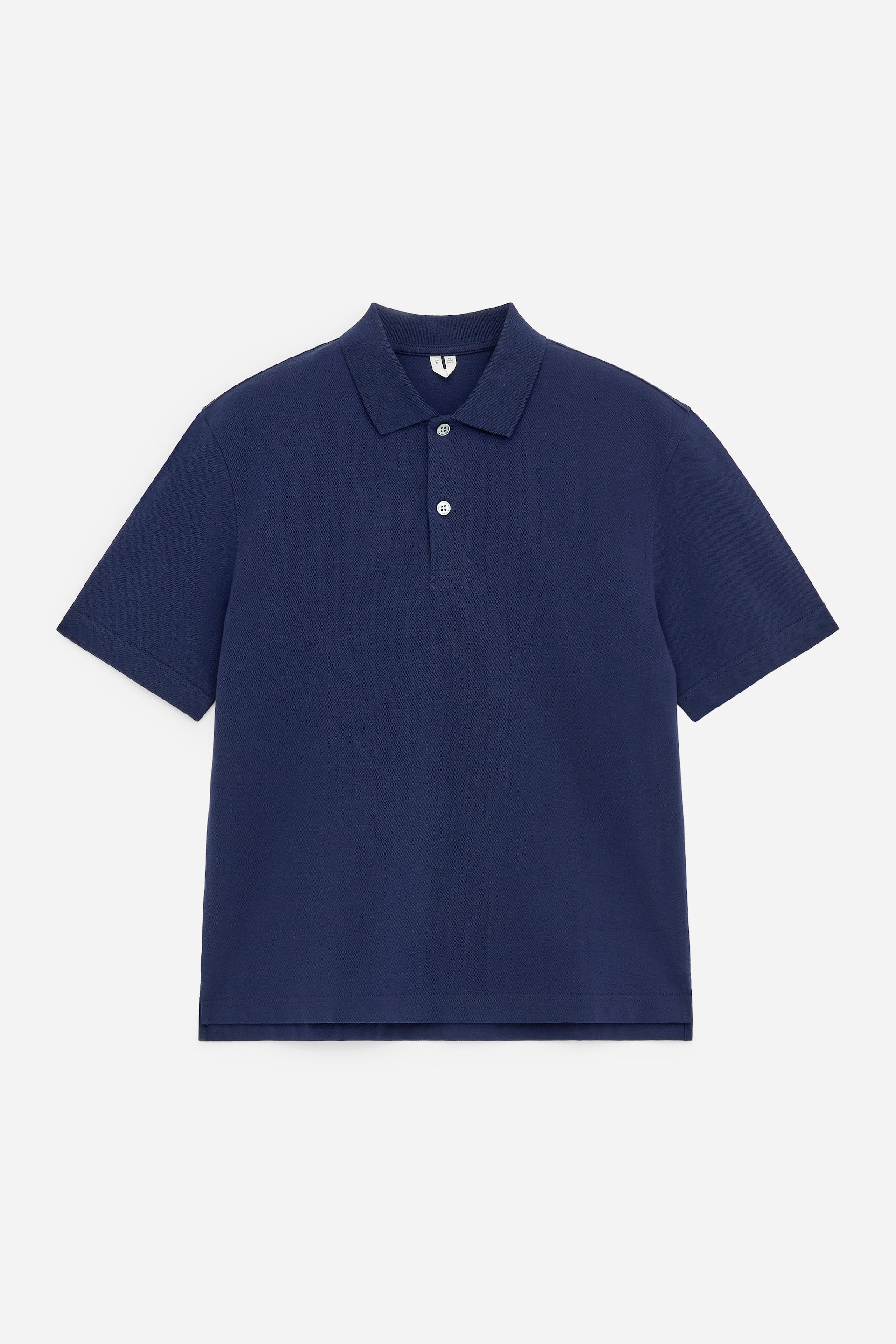 Visualizza immagine più grande: Una polo blu navy è rivolta in avanti, caratterizzata da un colletto a punta, un'abbottonatura a due bottoni con bottoni di colore chiaro, maniche corte e un orlo dritto.