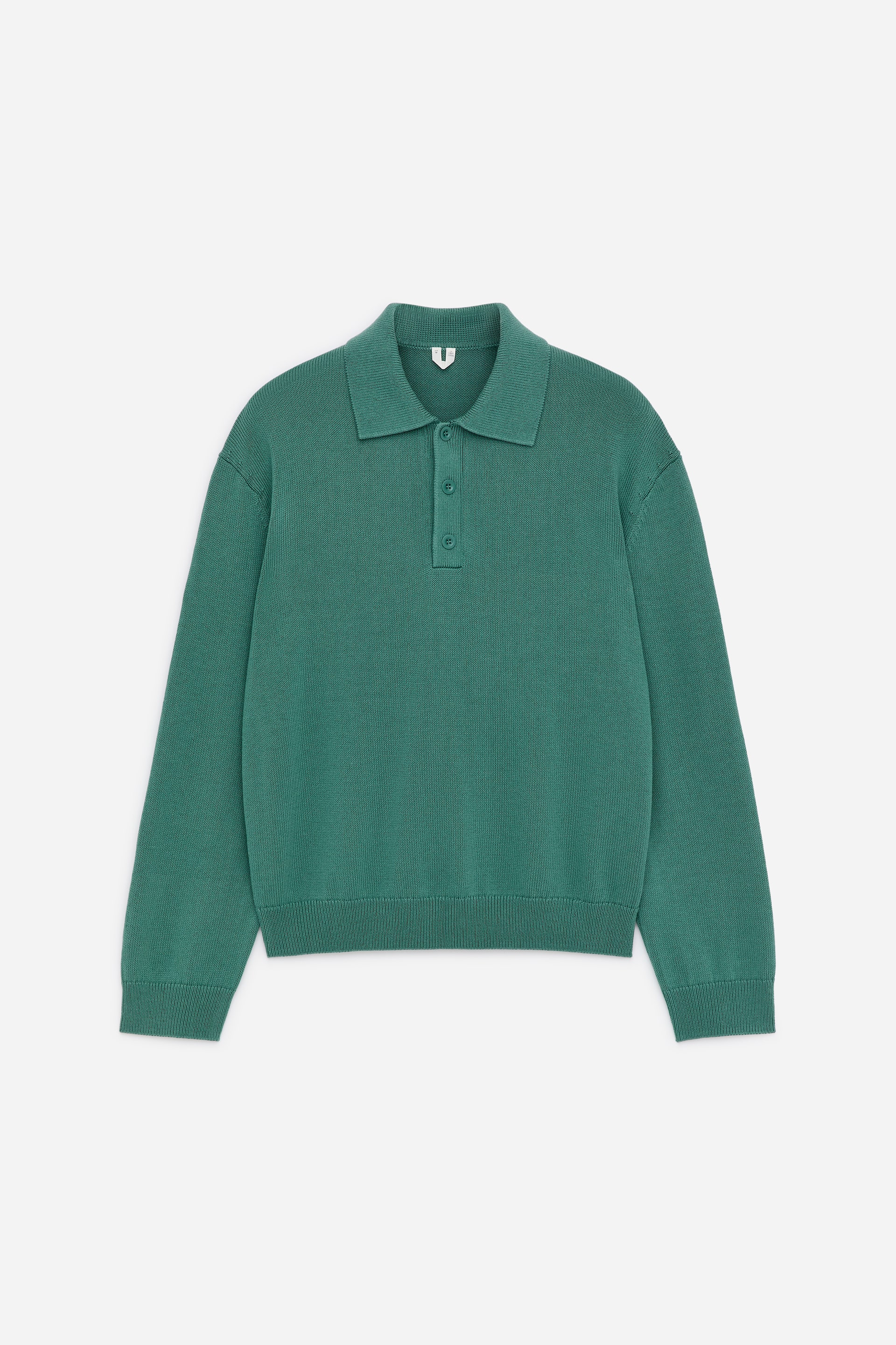 Ver imagen más grande: Un polo de punto fino verde está orientado hacia el FRENTE, con un clásico cuello de polo, una media tapeta con tres botones coordinados, puños de punto acanalado y un dobladillo de punto acanalado.