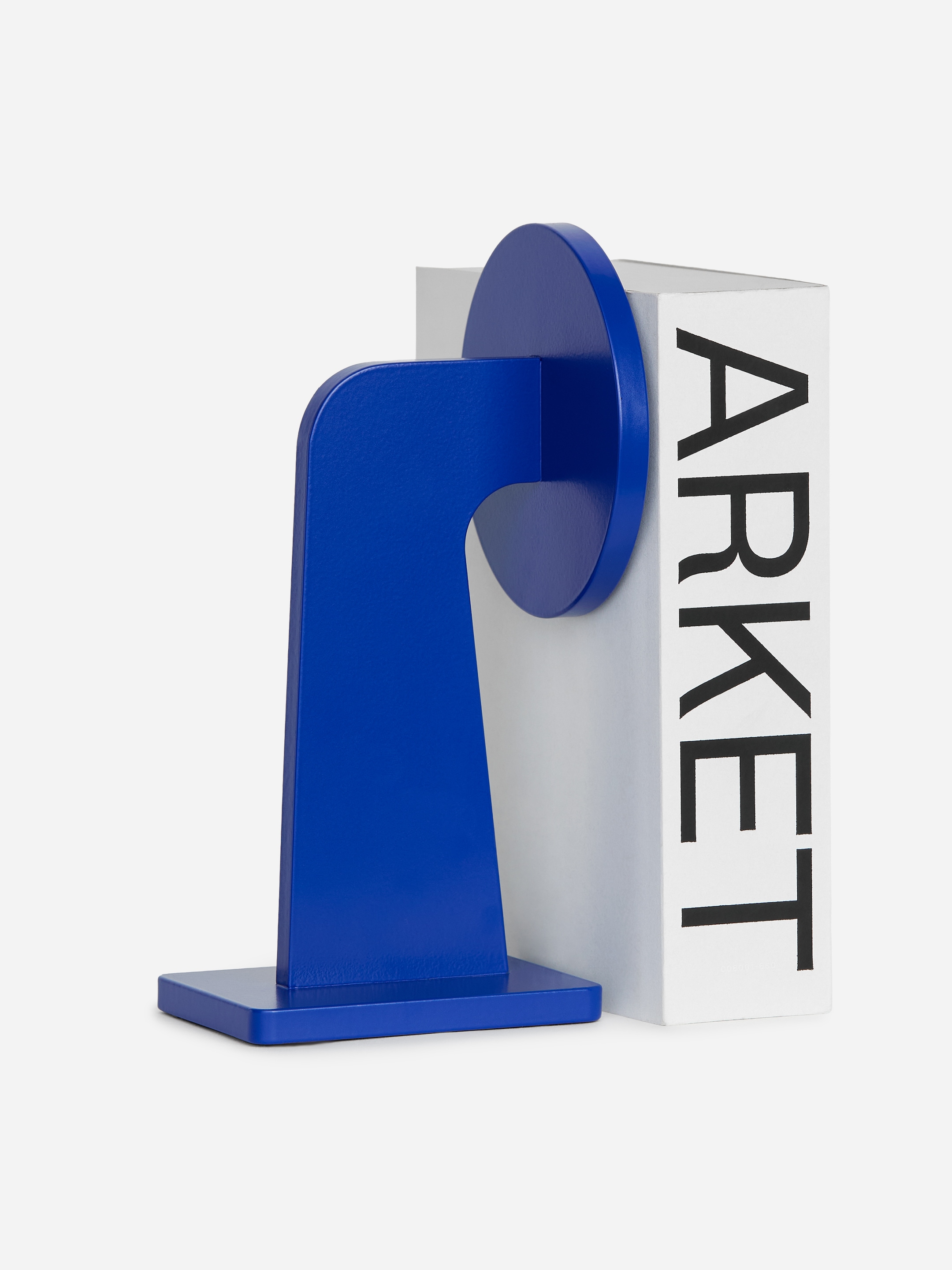 Serre-livres heurtoir ARKET et Massproductions - Bleu vif - homeware - StillMedia/DescriptiveStillLife - 3