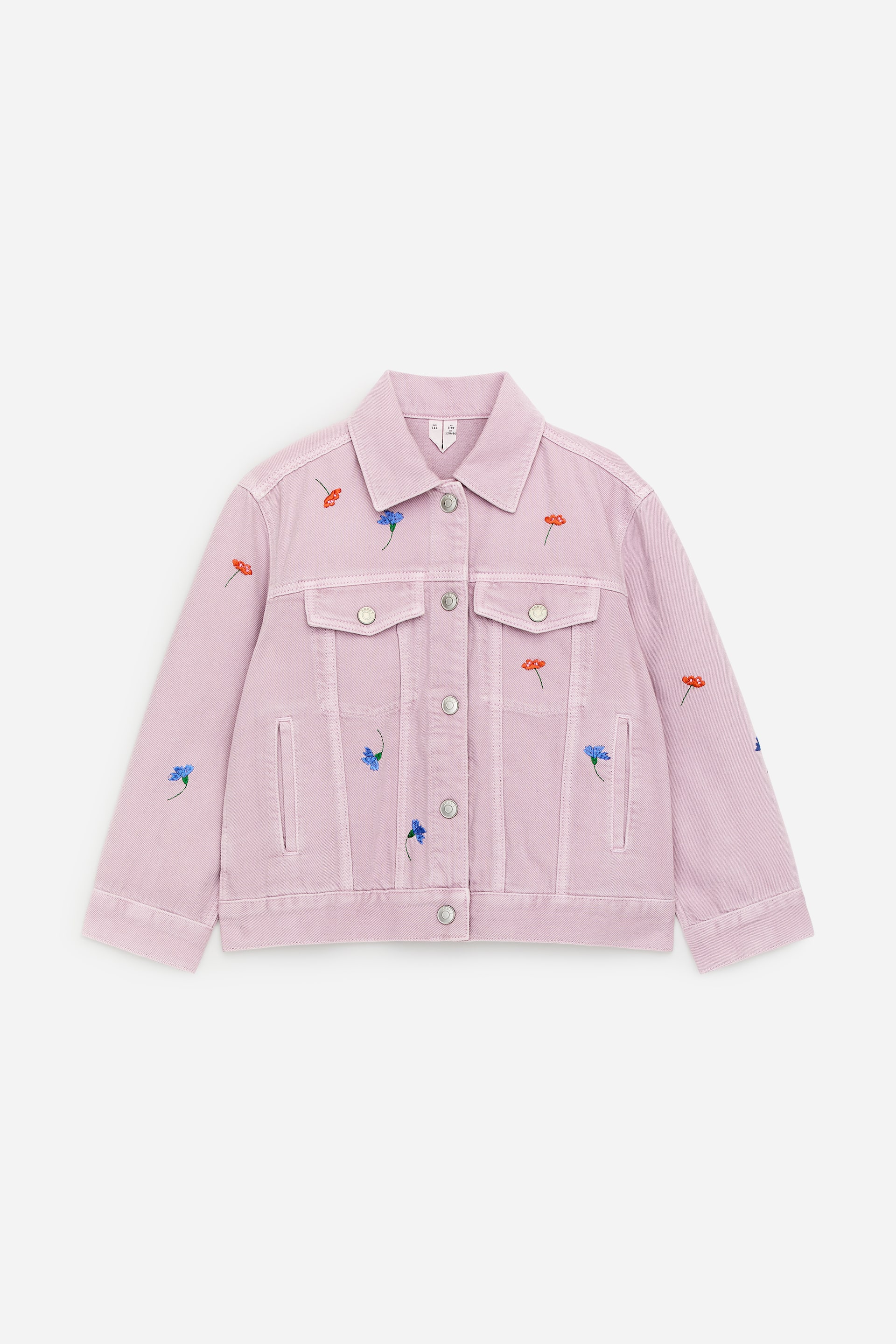 Visa större bild: Framsidan av en klassisk lavendelfärgad jeansjacka visar upp färgglada broderade blommönster spridda över ytan. Den har två knappade bröstfickor och två låga vertikala passpoalfickor, med en knäppning framtill.