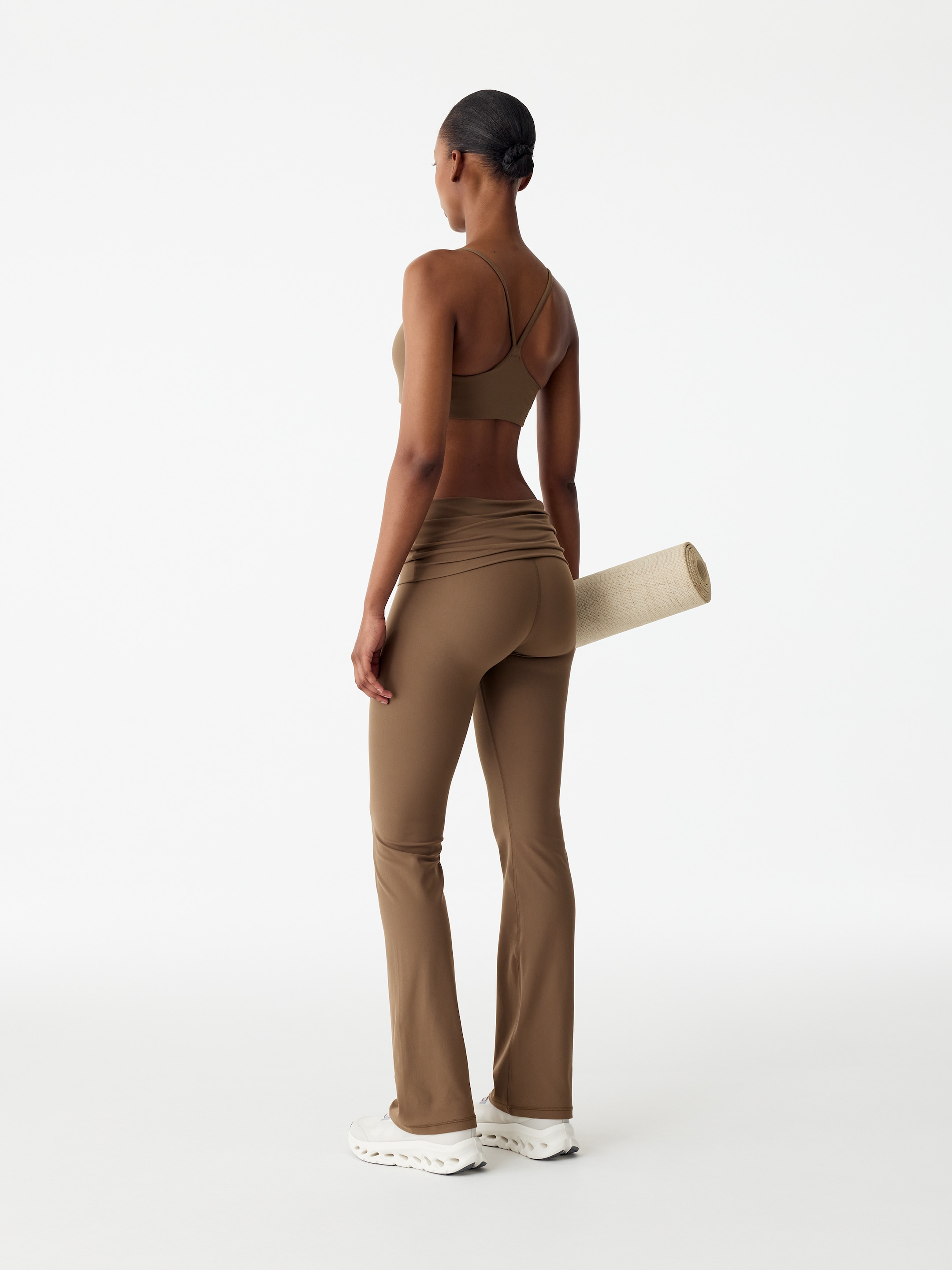 Biustonosz sportowy z elastycznego materiału - Szarobrązowy - Wąski fason - women - StillMedia/Lookbook - 3