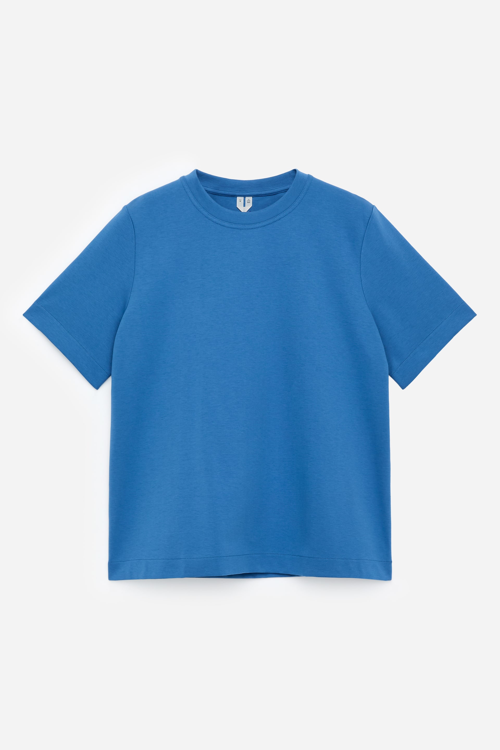 Agrandir l'image: Un T-shirt bleu présente son devant, avec un col rond classique et des manches courtes ourlées. Il est confectionné dans un jersey bleu uni et lisse, affichant une coupe régulière et un ourlet droit en bas.