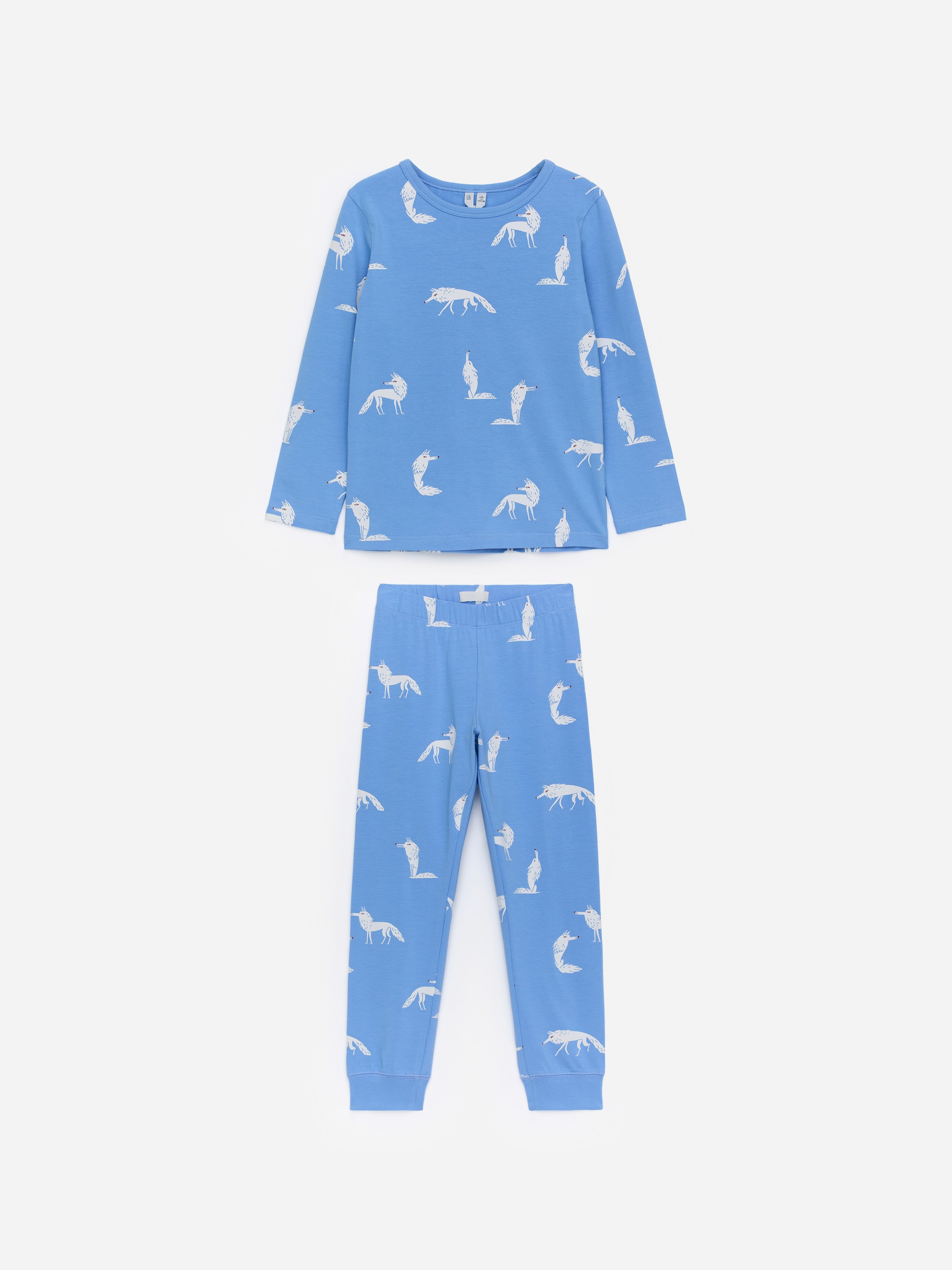 Agrandir l'image: Un ensemble pyjama bleu deux pièces, fabriqué en tissu jersey, est présenté FACE, arborant un motif de renard blanc partout. Le haut à manches longues a un col rond et des poignets côtelés, et le pantalon assorti possède une taille élastiquée et des poignets côtelés aux chevilles.