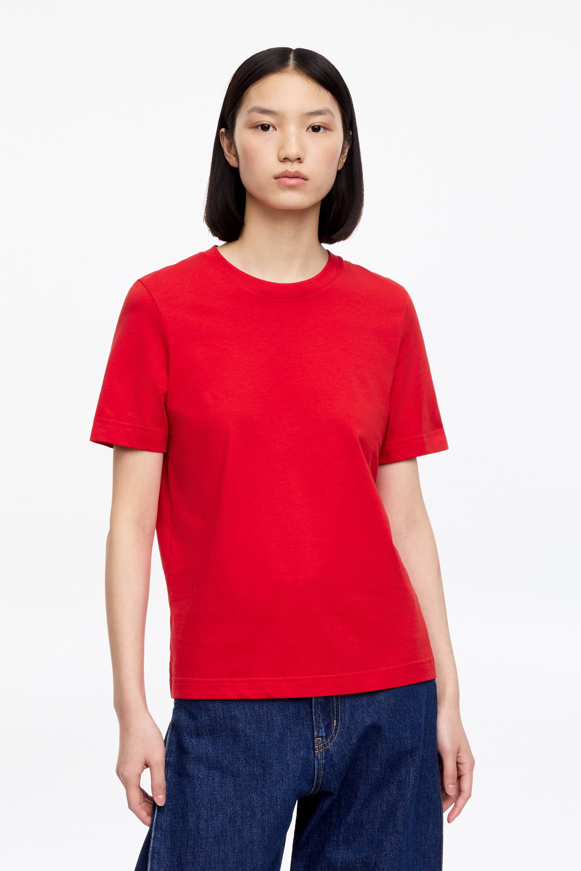 Agrandir l'image: Le t-shirt rouge présente un col rond classique, des manches courtes, un ourlet droit et un tissu en maille lisse et unie, présenté sous un angle de face.