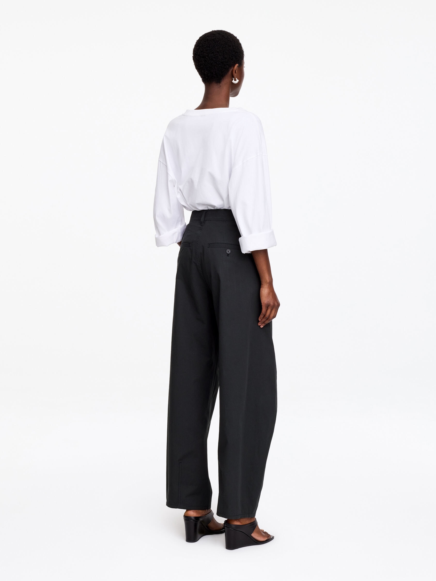 Barrel-Leg Trousers - Black - Loose fit - Women - StillMedia/Lookbook - 2