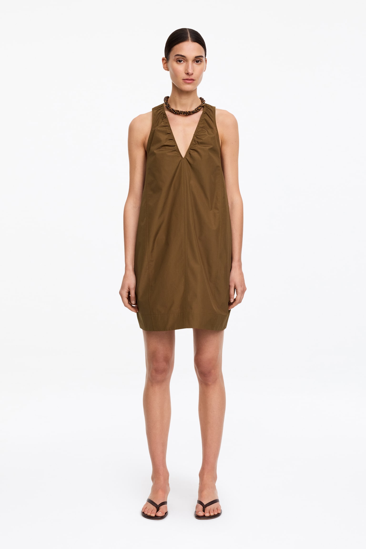 Gerafftes Kleid mit V-Ausschnitt - Braun/Schwarz/Weiß - 1