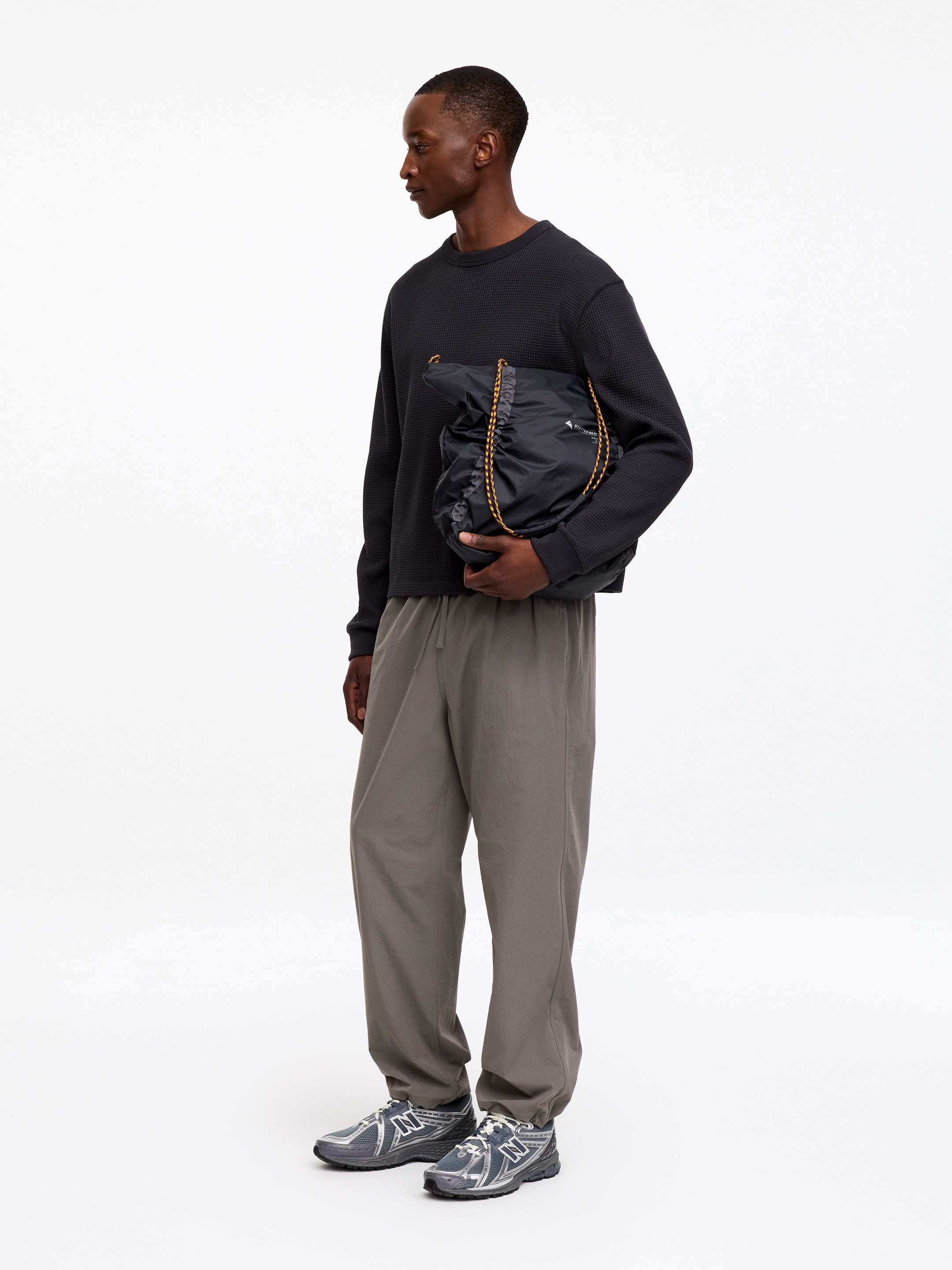 Wciągane spodnie ARKET ACTIVE - Szary - Fason swobodny - men - StillMedia/Lookbook - 4