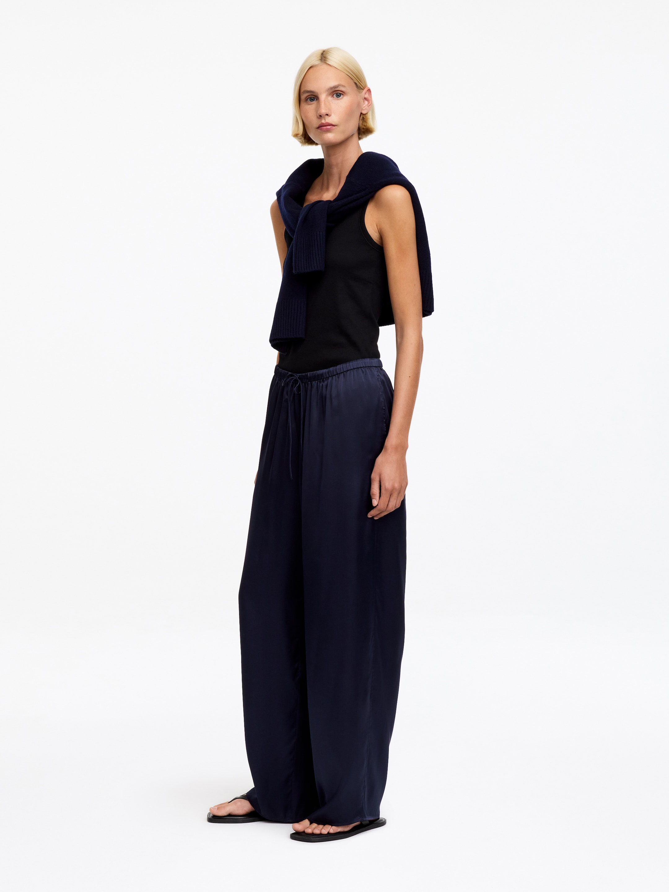 Pantalon en satin de soie - Bleu foncé - Relaxed fit - Femme - StillMedia/Lookbook - 7
