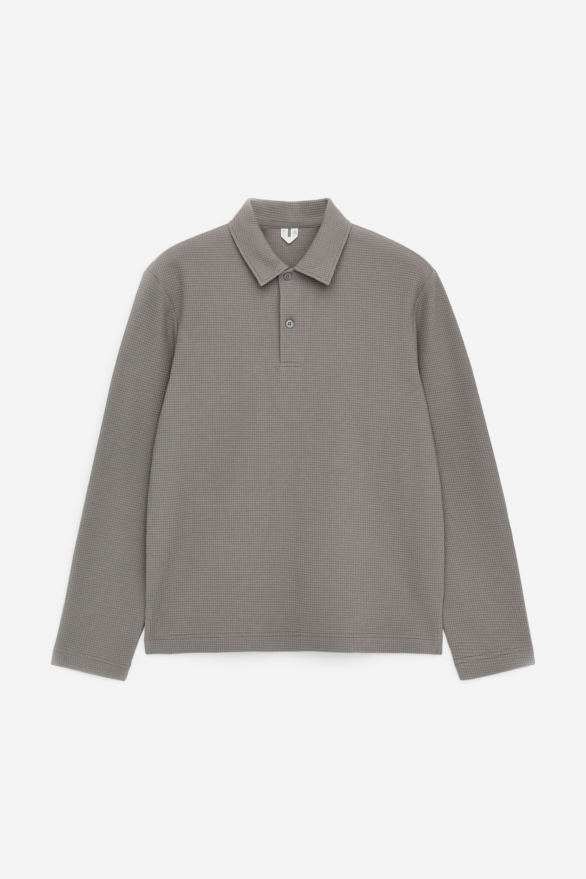 Zobacz większy obraz: Szara koszulka polo z długim rękawem jest pokazana z PRZODU, charakteryzująca się fakturą waflową. Posiada spiczasty kołnierzyk i zapięcie na dwa guziki.